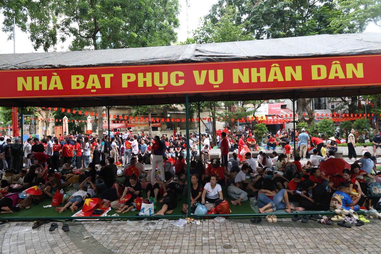 H&agrave; Nội lắp dựng 10 nh&agrave; bạt d&atilde; chiến phục vụ người d&acirc;n xem diễu binh , diễu h&agrave;nh - Ảnh 1.