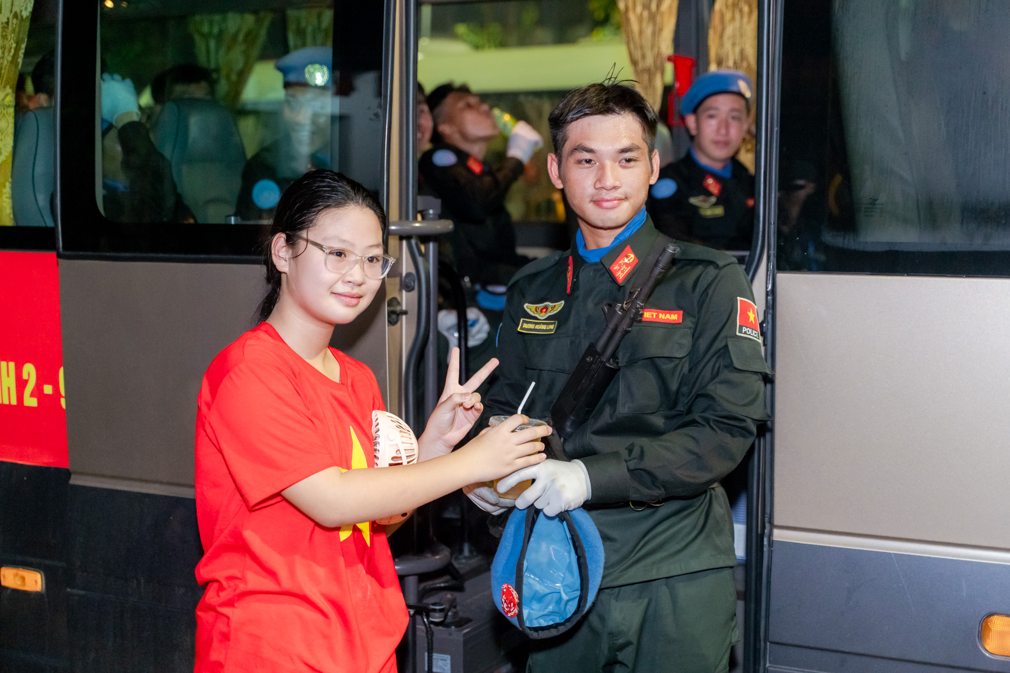 VIDEO: Khoảnh khắc đáng yêu mà bộ đội và người dân dành cho nhau tại điểm tập kết tối Sơ duyệt A80- Ảnh 19.