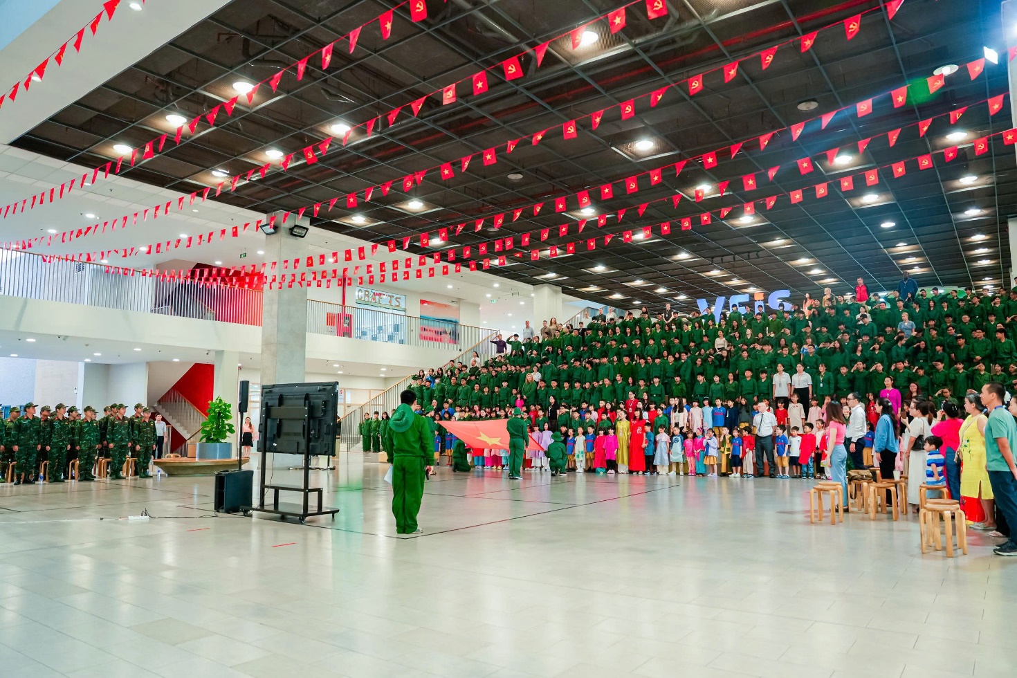 Trước ng&agrave;y Quốc kh&aacute;nh, học sinh th&iacute;ch th&uacute; khi &ldquo;h&oacute;a th&acirc;n&rdquo; th&agrave;nh ch&uacute; bộ đội - Ảnh 1.