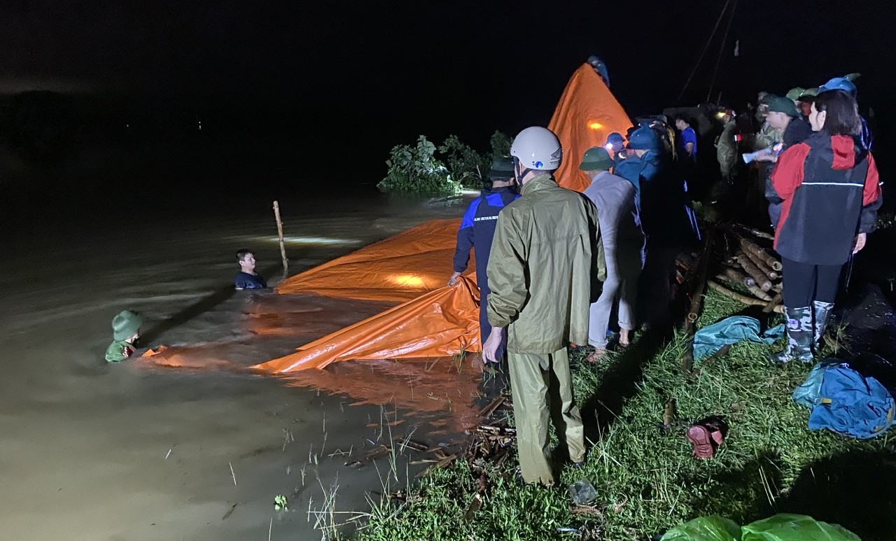 Ngập lụt khắp nơi, Công an Thanh Hóa trắng đêm giúp dân chạy lụt - Ảnh 7.