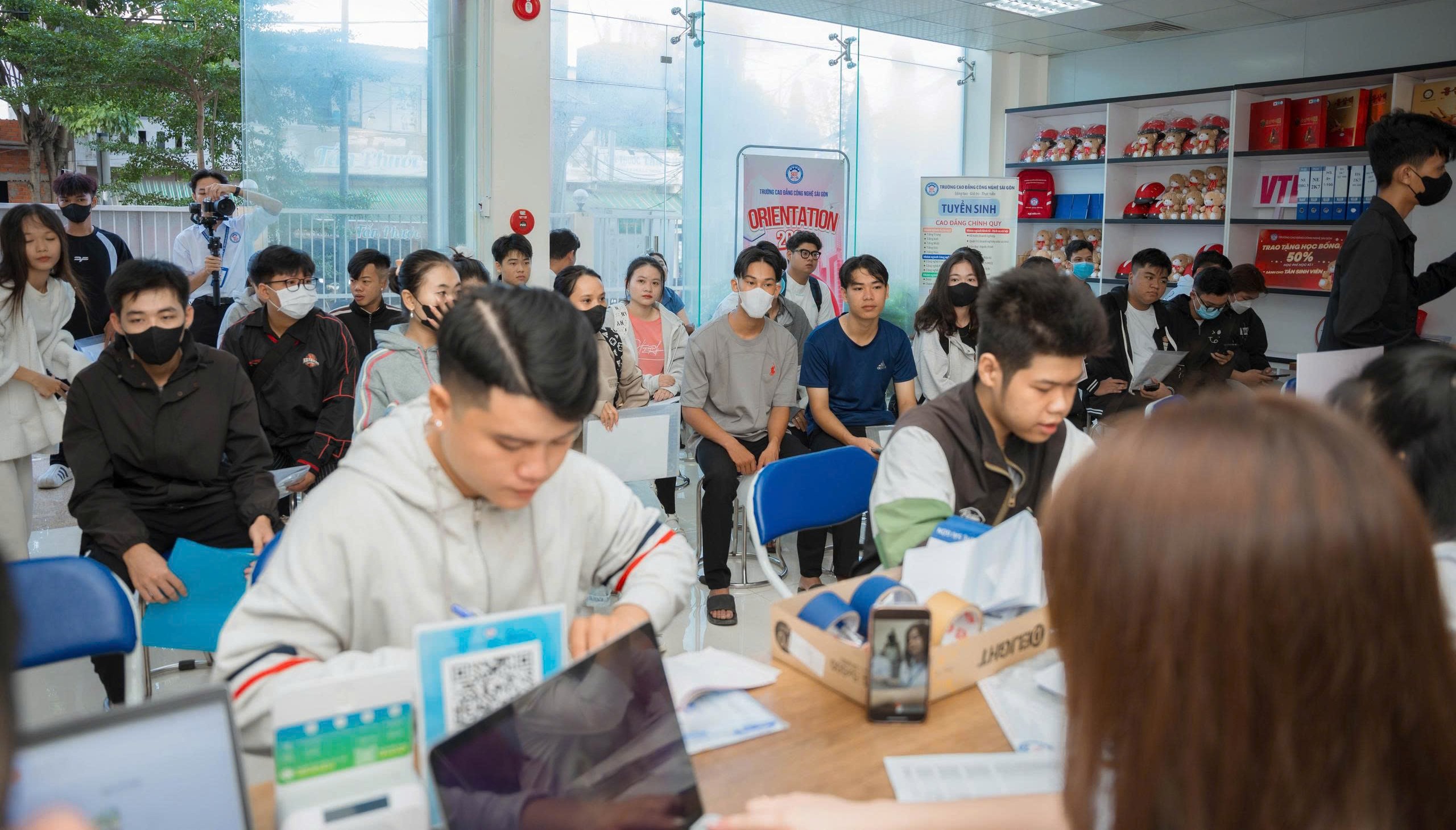 Đ&atilde; tr&uacute;ng tuyển đại học, nhiều th&iacute; sinh bất ngờ chuyển hướng học cao đẳng - Ảnh 1.