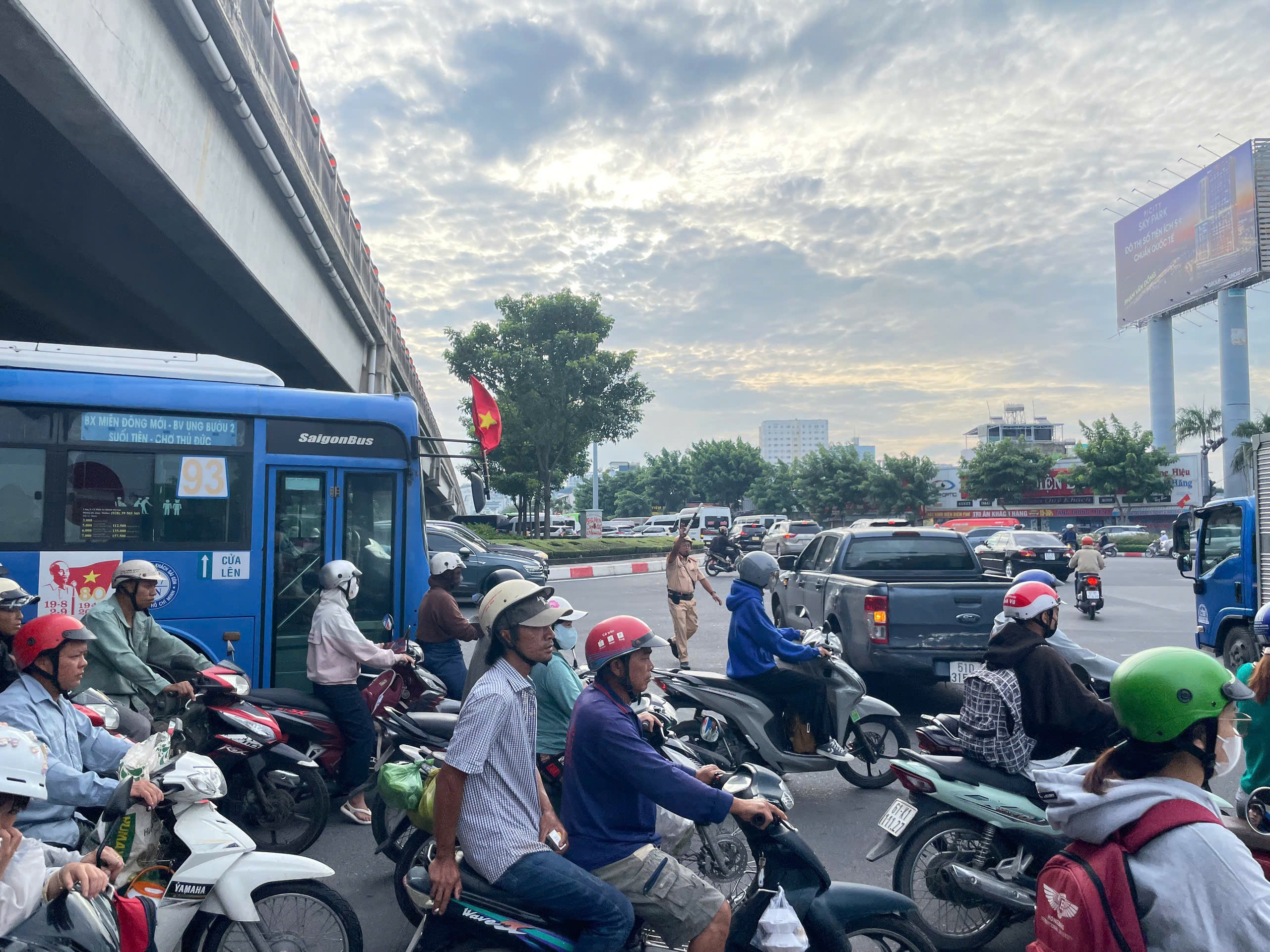 S&aacute;ng nay, khu vực cầu B&igrave;nh Lợi, người d&acirc;n phải nh&iacute;ch từng ch&uacute;t- Ảnh 8.