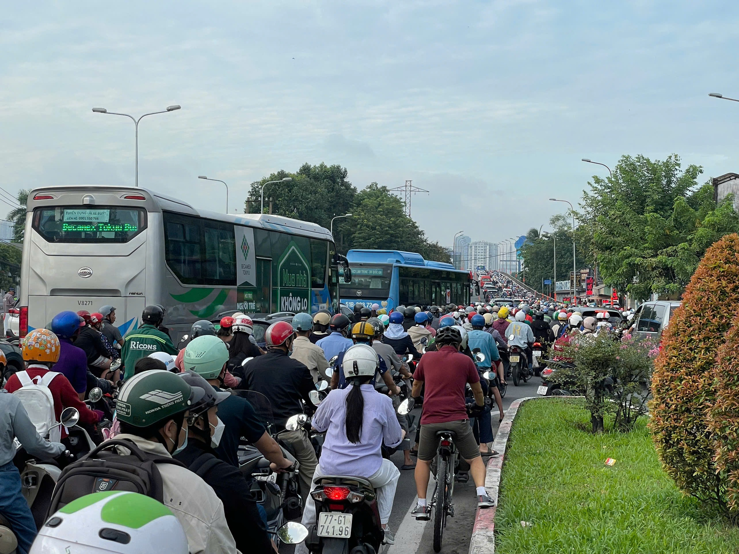 S&aacute;ng nay, khu vực cầu B&igrave;nh Lợi, người d&acirc;n phải nh&iacute;ch từng ch&uacute;t- Ảnh 6.