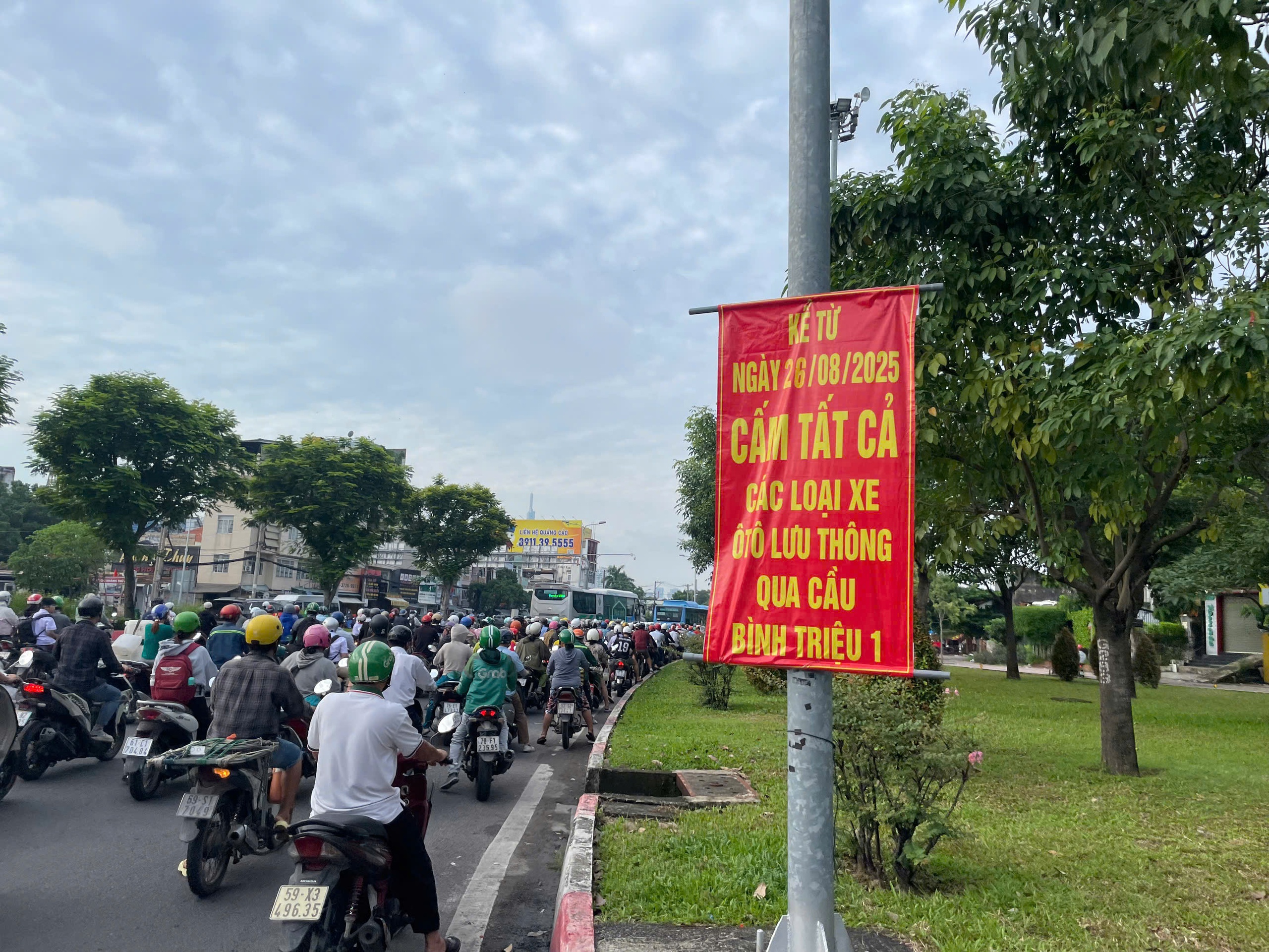 S&aacute;ng nay, khu vực cầu B&igrave;nh Lợi, người d&acirc;n phải nh&iacute;ch từng ch&uacute;t- Ảnh 3.