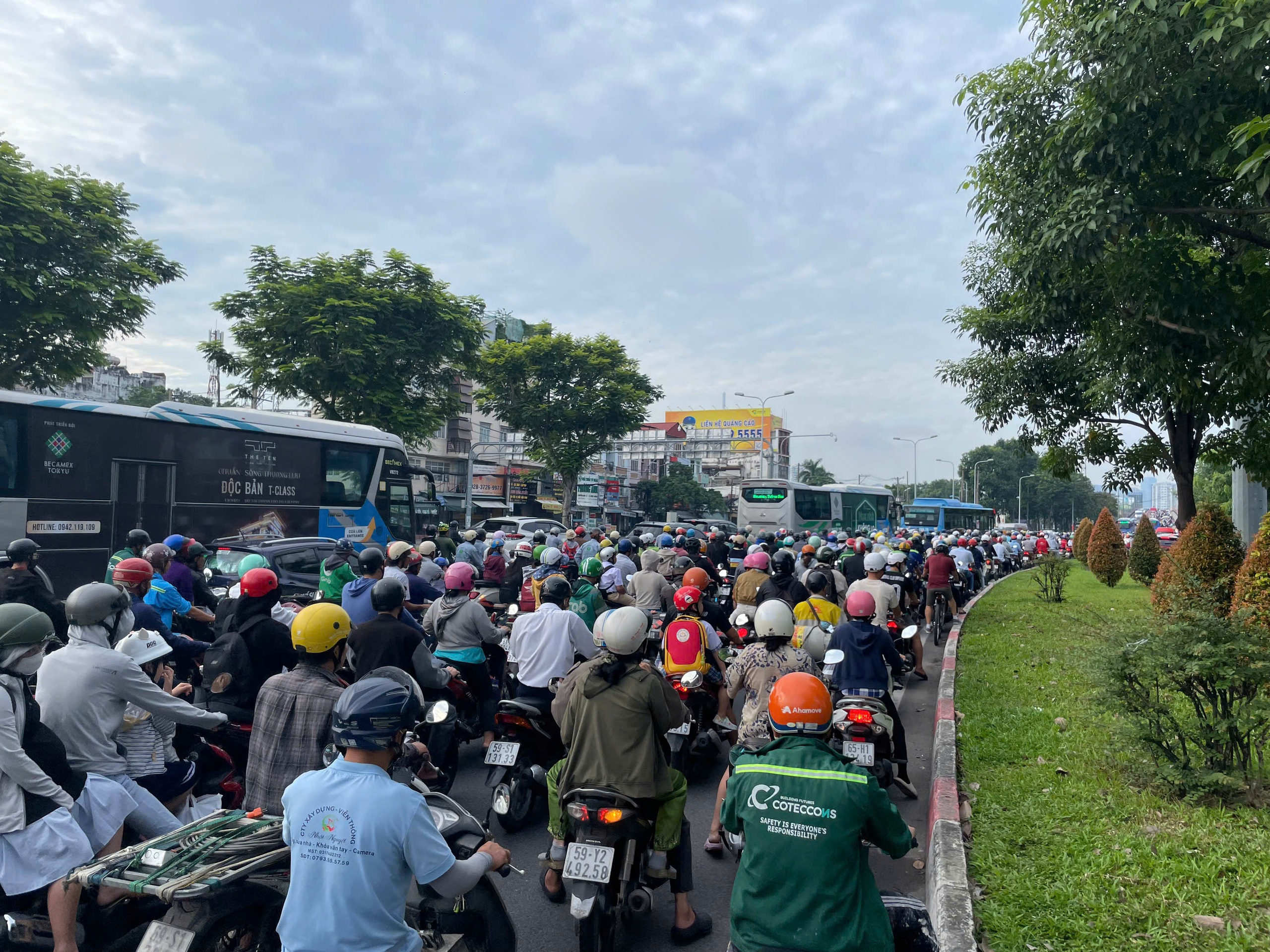S&aacute;ng nay, khu vực cầu B&igrave;nh Lợi, người d&acirc;n phải nh&iacute;ch từng ch&uacute;t- Ảnh 9.