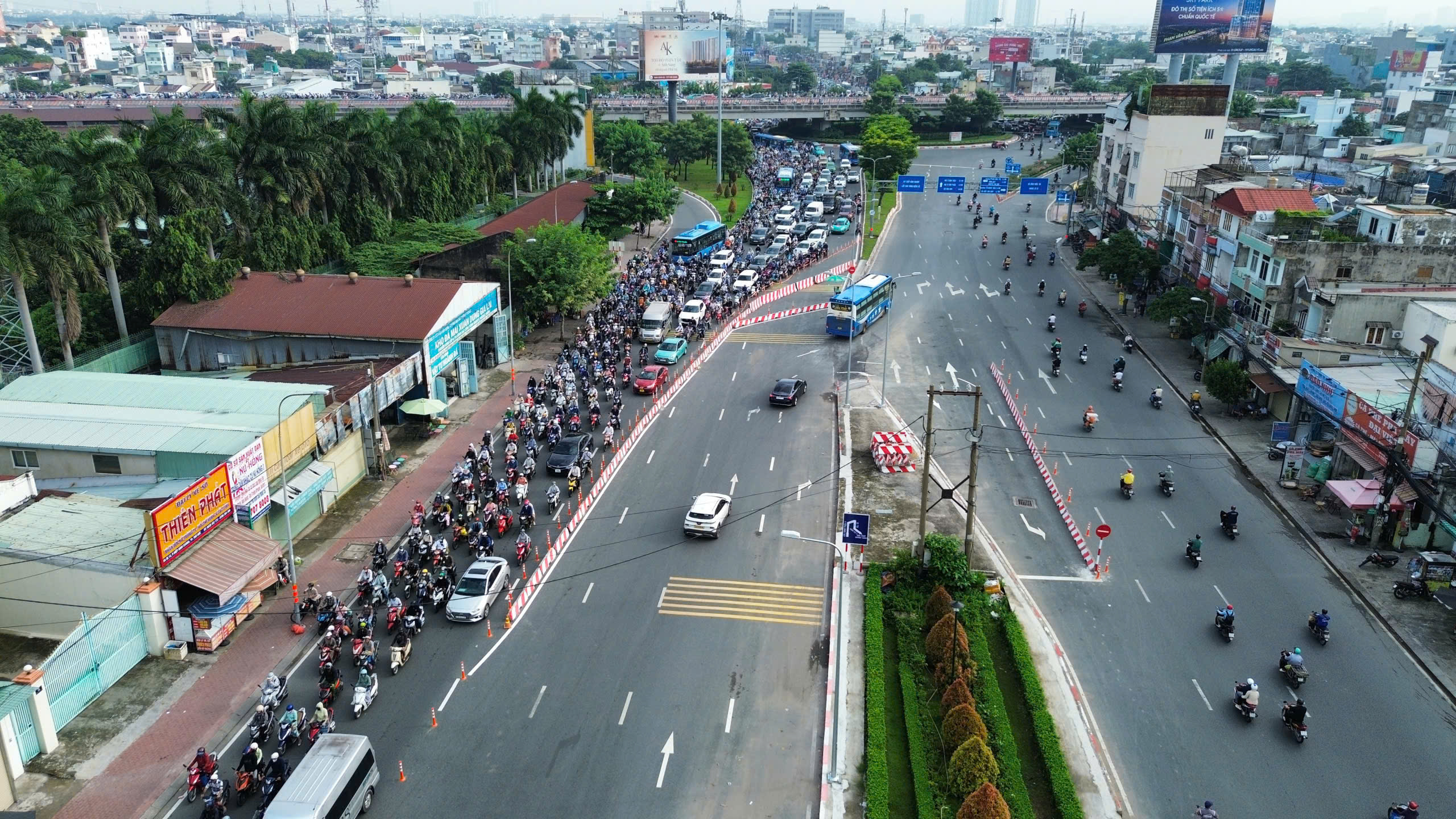 S&aacute;ng nay, khu vực cầu B&igrave;nh Lợi, người d&acirc;n phải nh&iacute;ch từng ch&uacute;t- Ảnh 7.