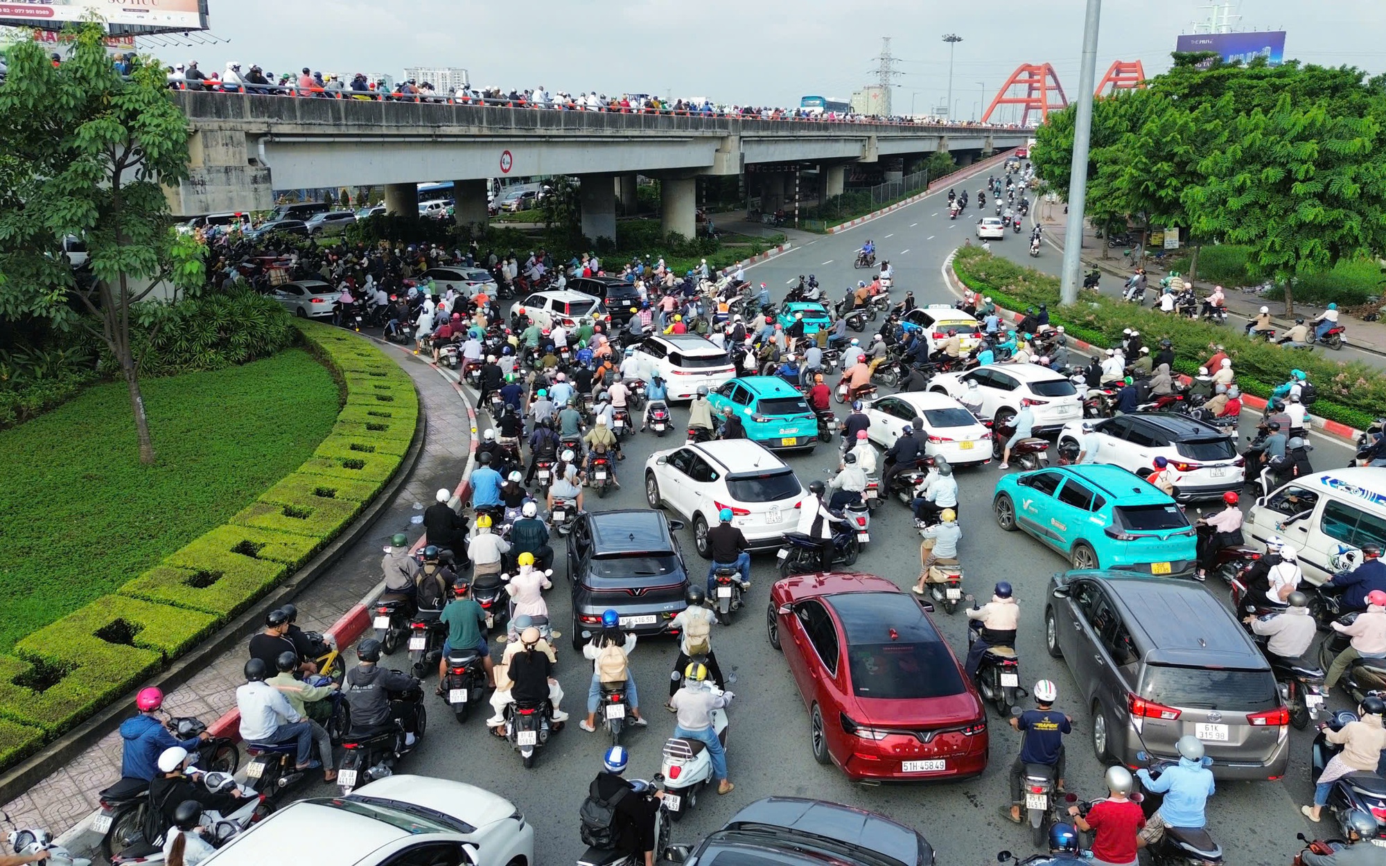 Sáng nay, khu vực cầu Bình Lợi, người dân phải nhích từng chút