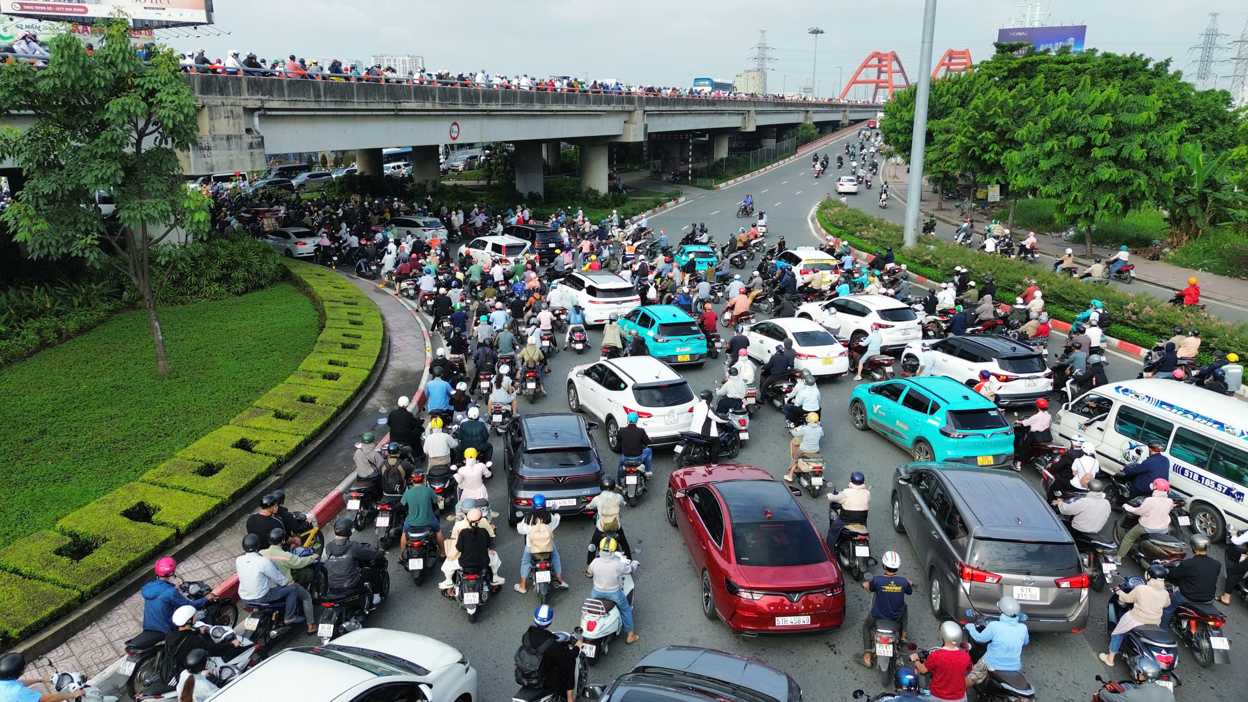 S&aacute;ng nay, khu vực cầu B&igrave;nh Lợi, người d&acirc;n phải nh&iacute;ch từng ch&uacute;t- Ảnh 2.