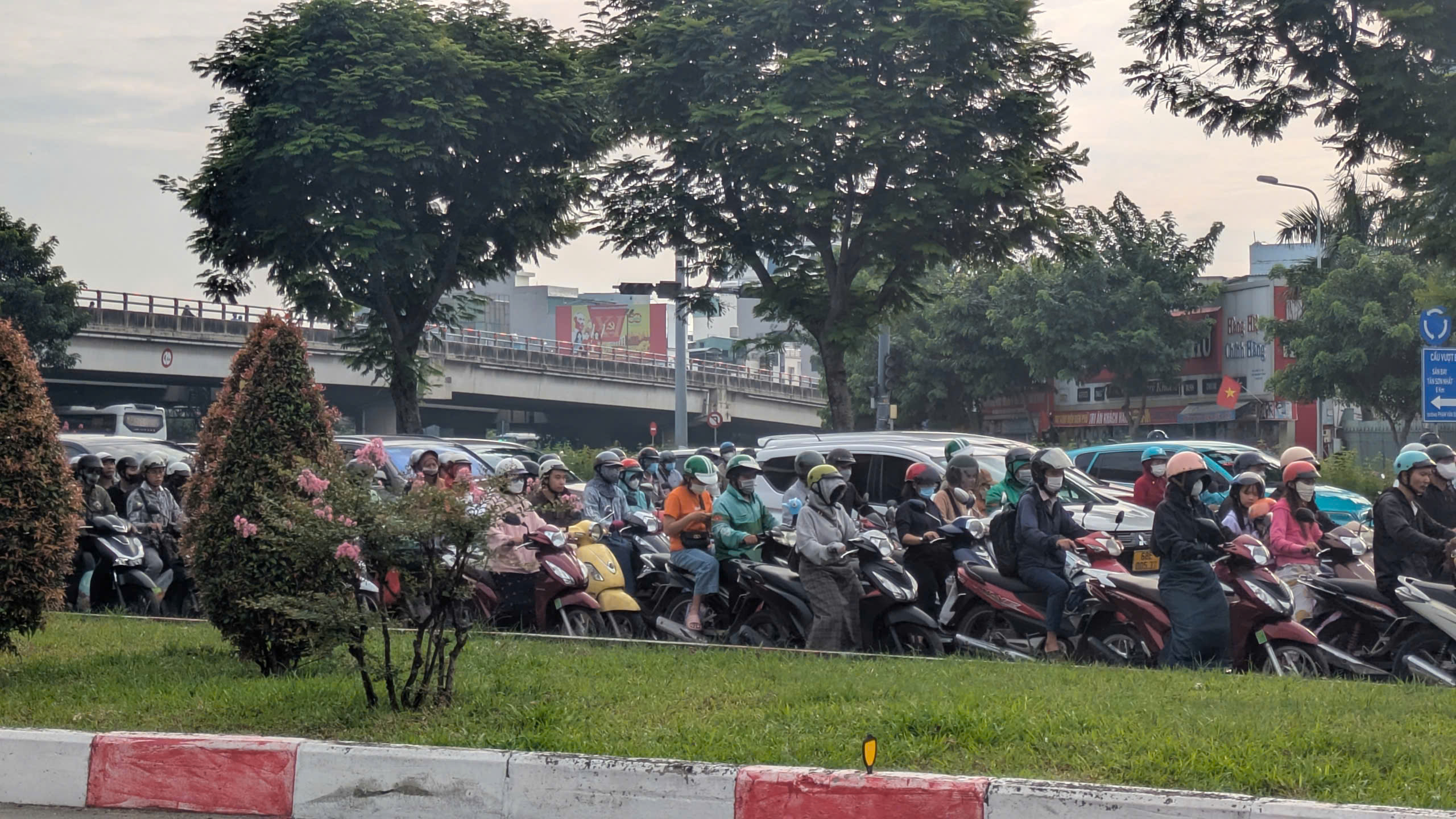 S&aacute;ng nay, khu vực cầu B&igrave;nh Lợi, người d&acirc;n phải nh&iacute;ch từng ch&uacute;t- Ảnh 5.