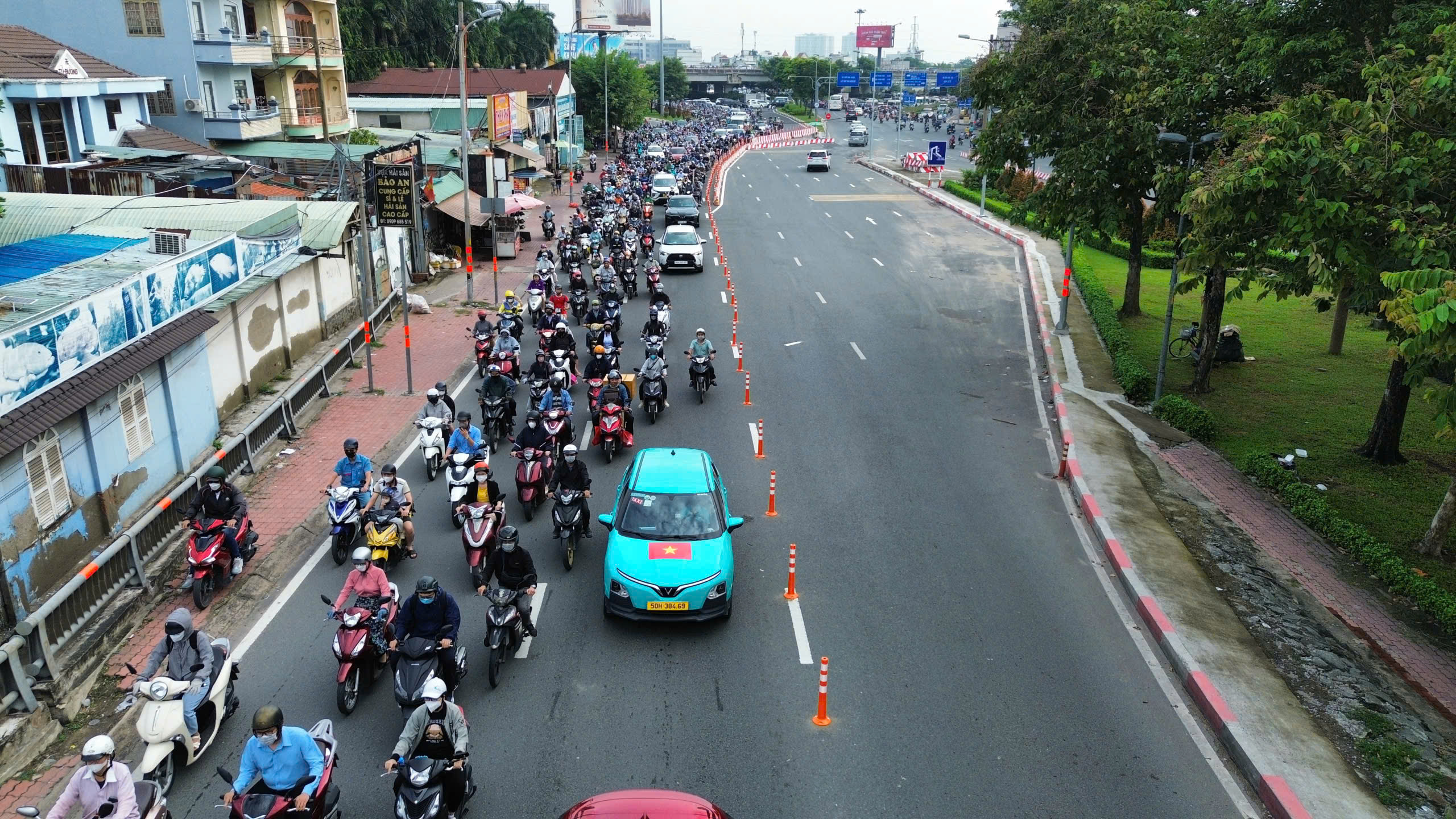 S&aacute;ng nay, khu vực cầu B&igrave;nh Lợi, người d&acirc;n phải nh&iacute;ch từng ch&uacute;t- Ảnh 4.