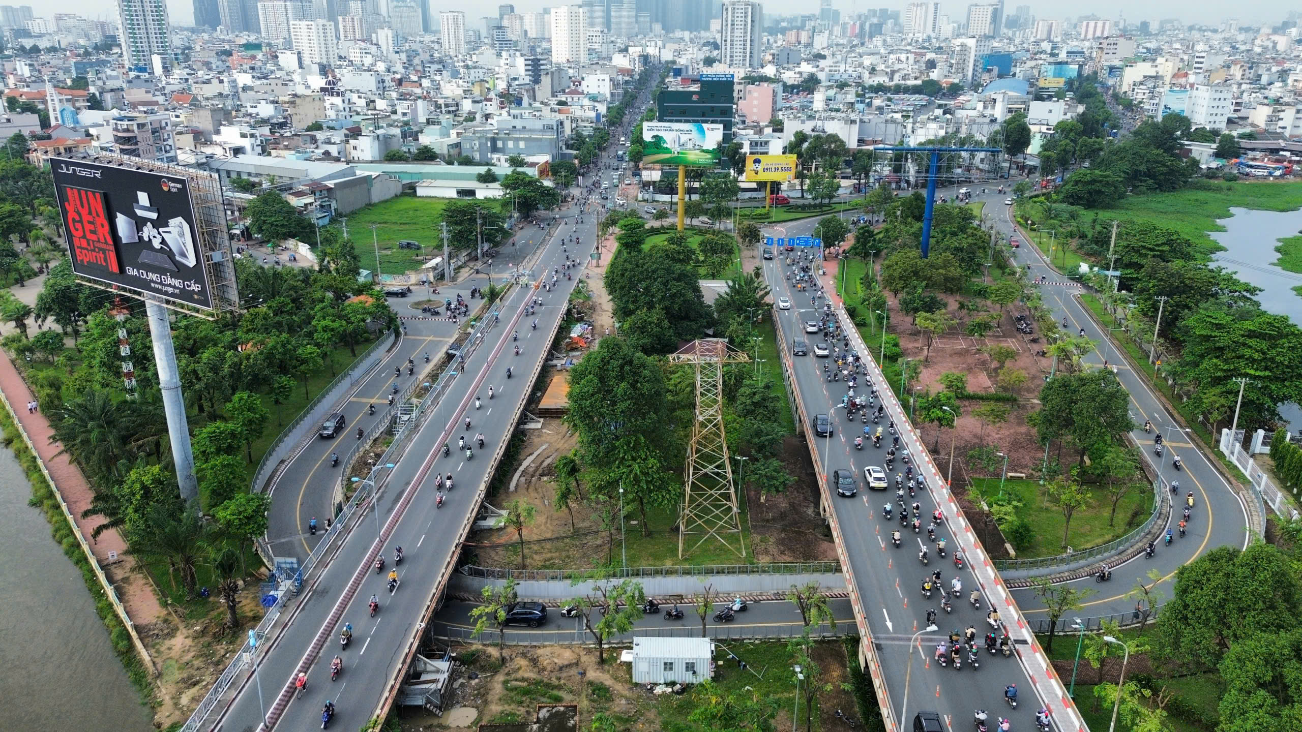S&aacute;ng nay, khu vực cầu B&igrave;nh Lợi, người d&acirc;n phải nh&iacute;ch từng ch&uacute;t- Ảnh 1.