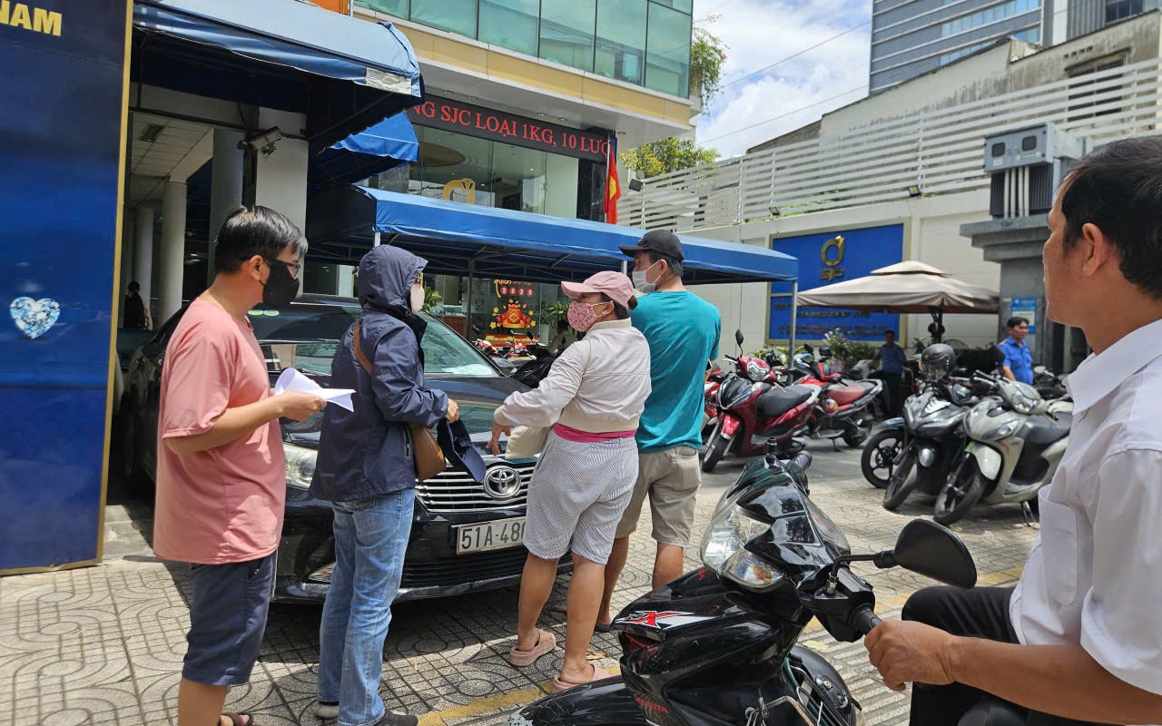 Vì sao nhiều người vẫn xếp hàng mua vàng dù giá ở vùng đỉnh chót vót?