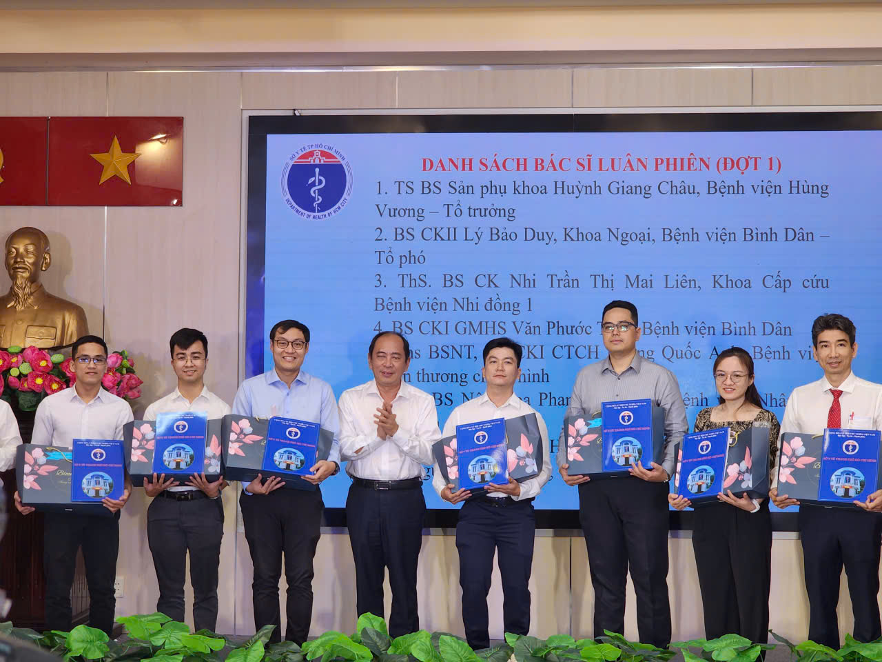 Bác sĩ trẻ tình nguyện ra Côn Đảo: Tuổi trẻ là để trải nghiệm và cống hiến - Ảnh 1.
