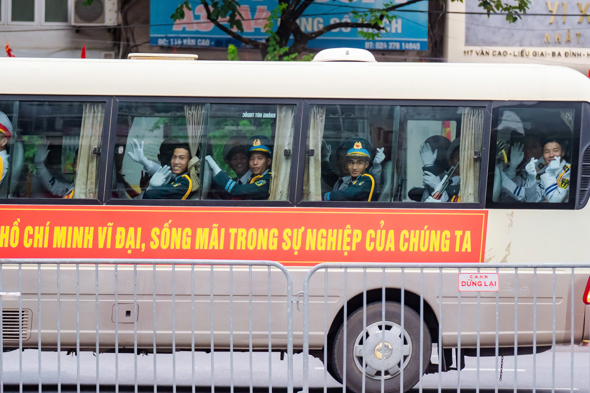 VIDEO: Khoảnh khắc đáng yêu mà bộ đội và người dân dành cho nhau tại điểm tập kết tối Sơ duyệt A80- Ảnh 5.