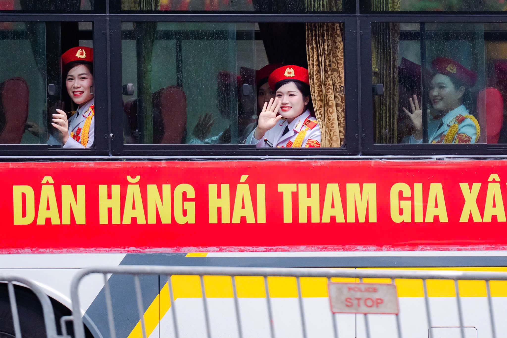 VIDEO: Khoảnh khắc đáng yêu mà bộ đội và người dân dành cho nhau tại điểm tập kết tối Sơ duyệt A80- Ảnh 7.