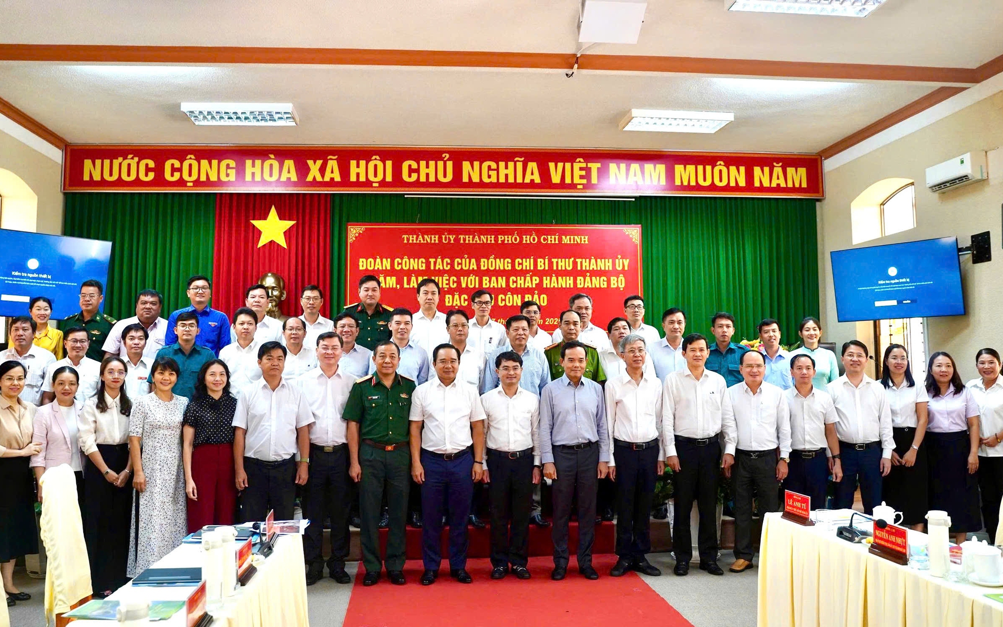 Đo&agrave;n c&ocirc;ng t&aacute;c TP HCM thăm, động vi&ecirc;n c&aacute;n bộ, chiến sĩ v&agrave; nh&acirc;n d&acirc;n C&ocirc;n Đảo- Ảnh 12.