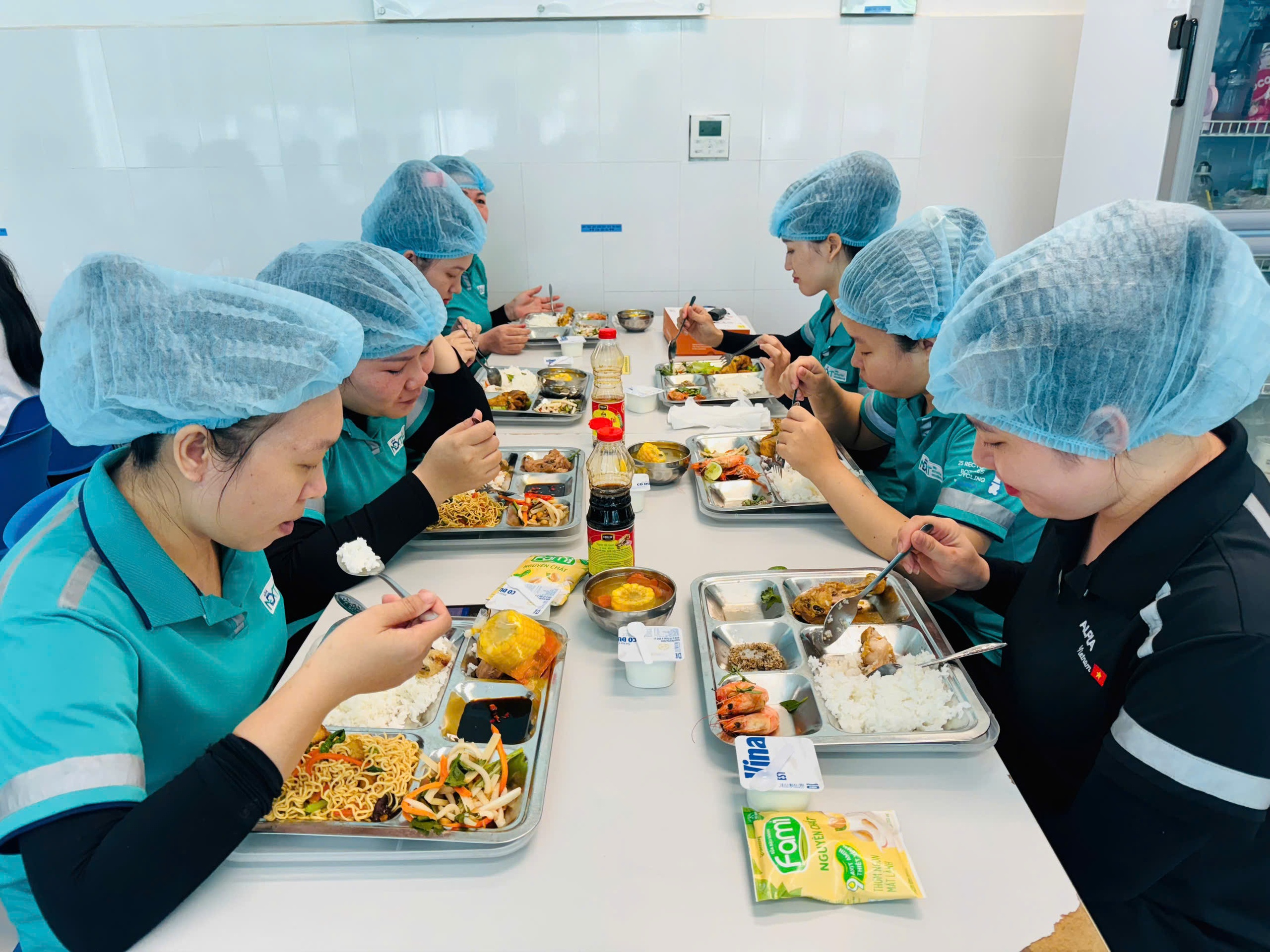H&agrave;ng chục ng&agrave;n c&ocirc;ng nh&acirc;n c&ugrave;ng thưởng thức bữa ăn ca đặc biệt- Ảnh 6.