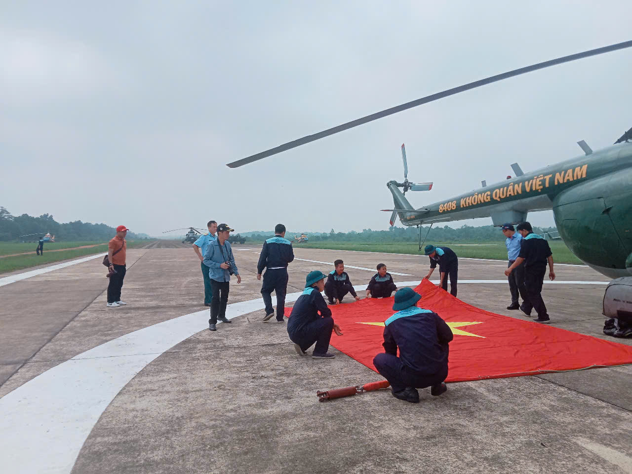 "Hổ mang chúa" Su30-MK2 bay qua Quảng trường Ba Đình rồi "khoan" thẳng lên trời- Ảnh 1.
