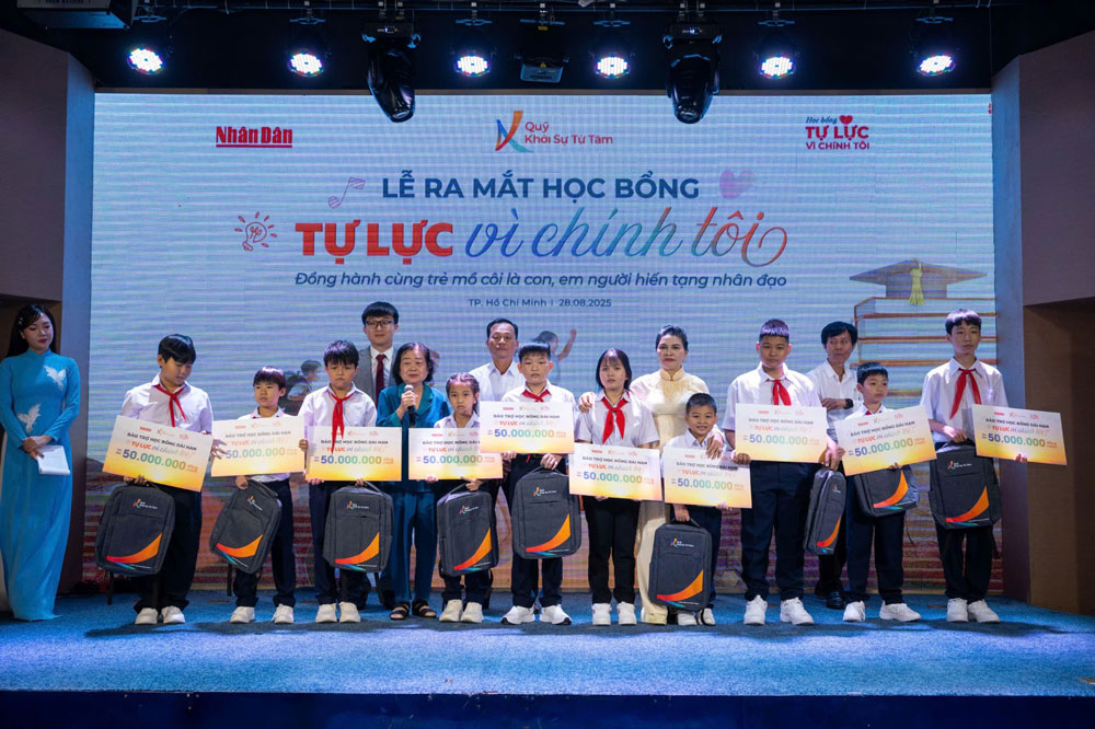 Tiếp sức học sinh kh&oacute; khăn đầu năm học mới- Ảnh 1.