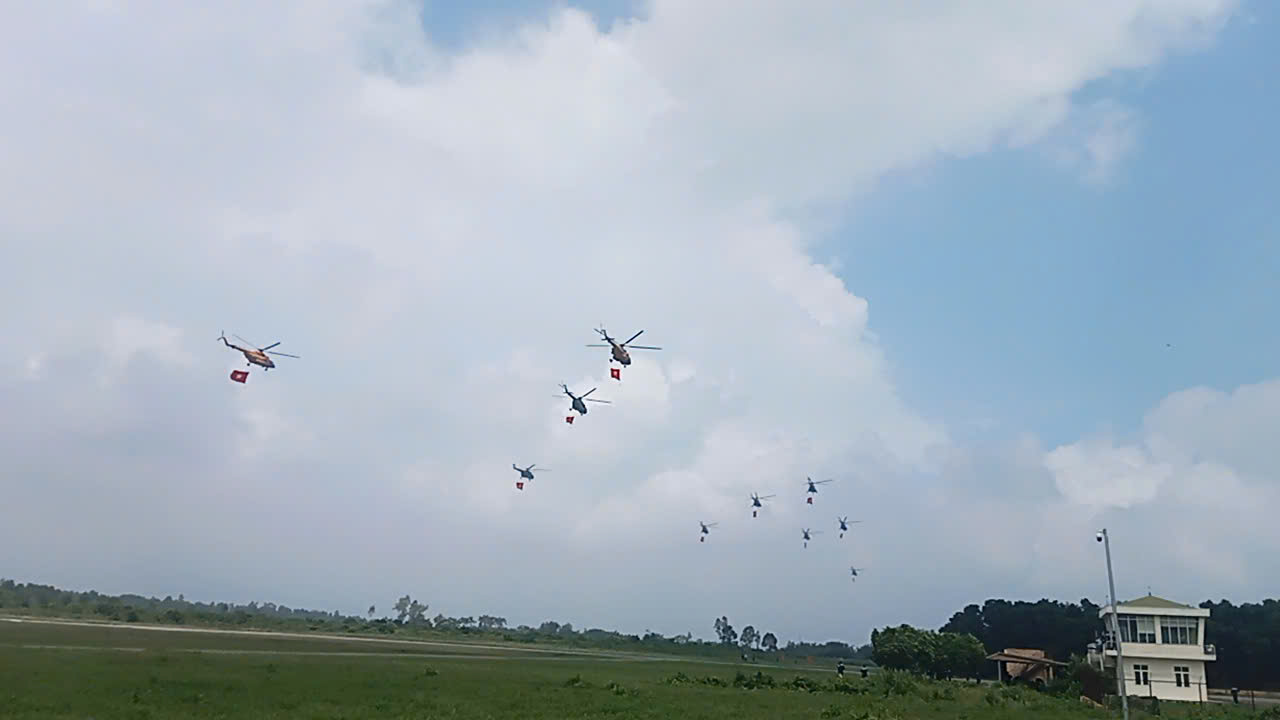 "Hổ mang chúa" Su30-MK2 bay qua Quảng trường Ba Đình rồi "khoan" thẳng lên trời- Ảnh 2.