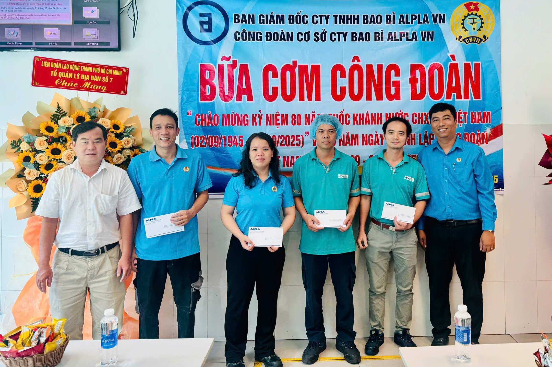 H&agrave;ng chục ng&agrave;n c&ocirc;ng nh&acirc;n c&ugrave;ng thưởng thức bữa ăn ca đặc biệt- Ảnh 7.