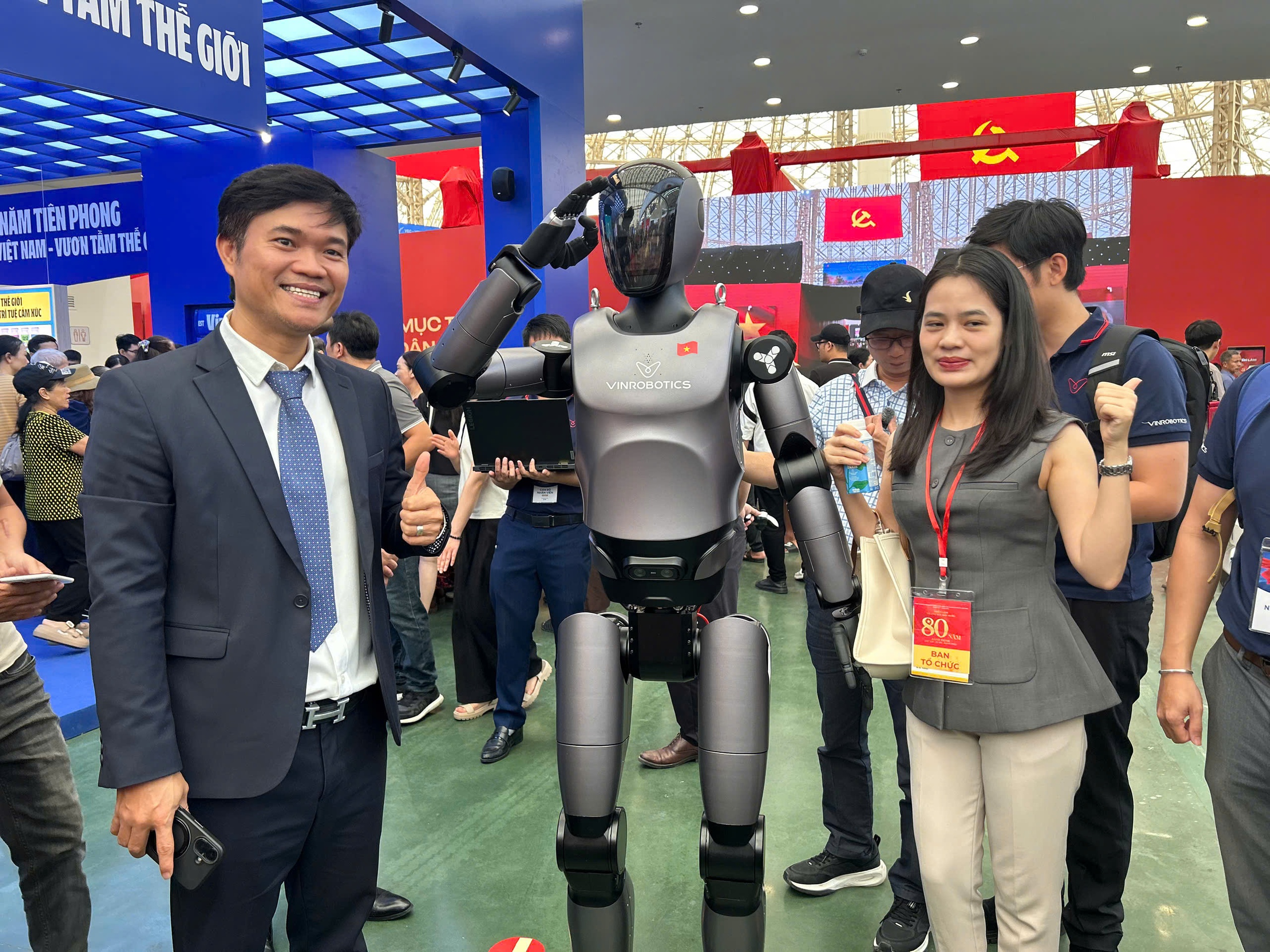 Robot hình người gây sốt tại Triển lãm thành tựu đất nước 80 năm Quốc khánh - Ảnh 3.