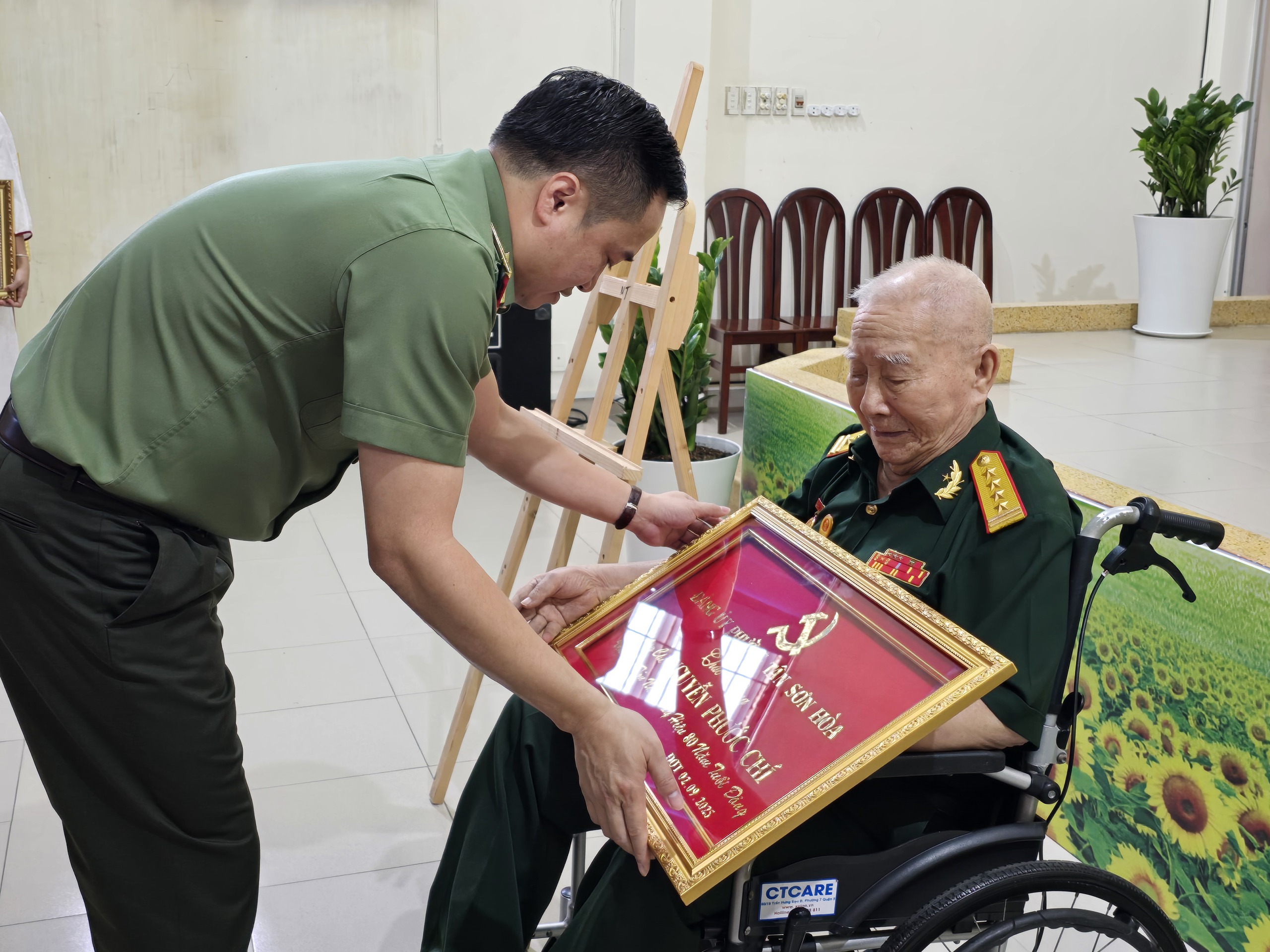 Trung tướng Mai Hoàng trao Huy hiệu Đảng tại phường Tân Sơn Hoà- Ảnh 1.