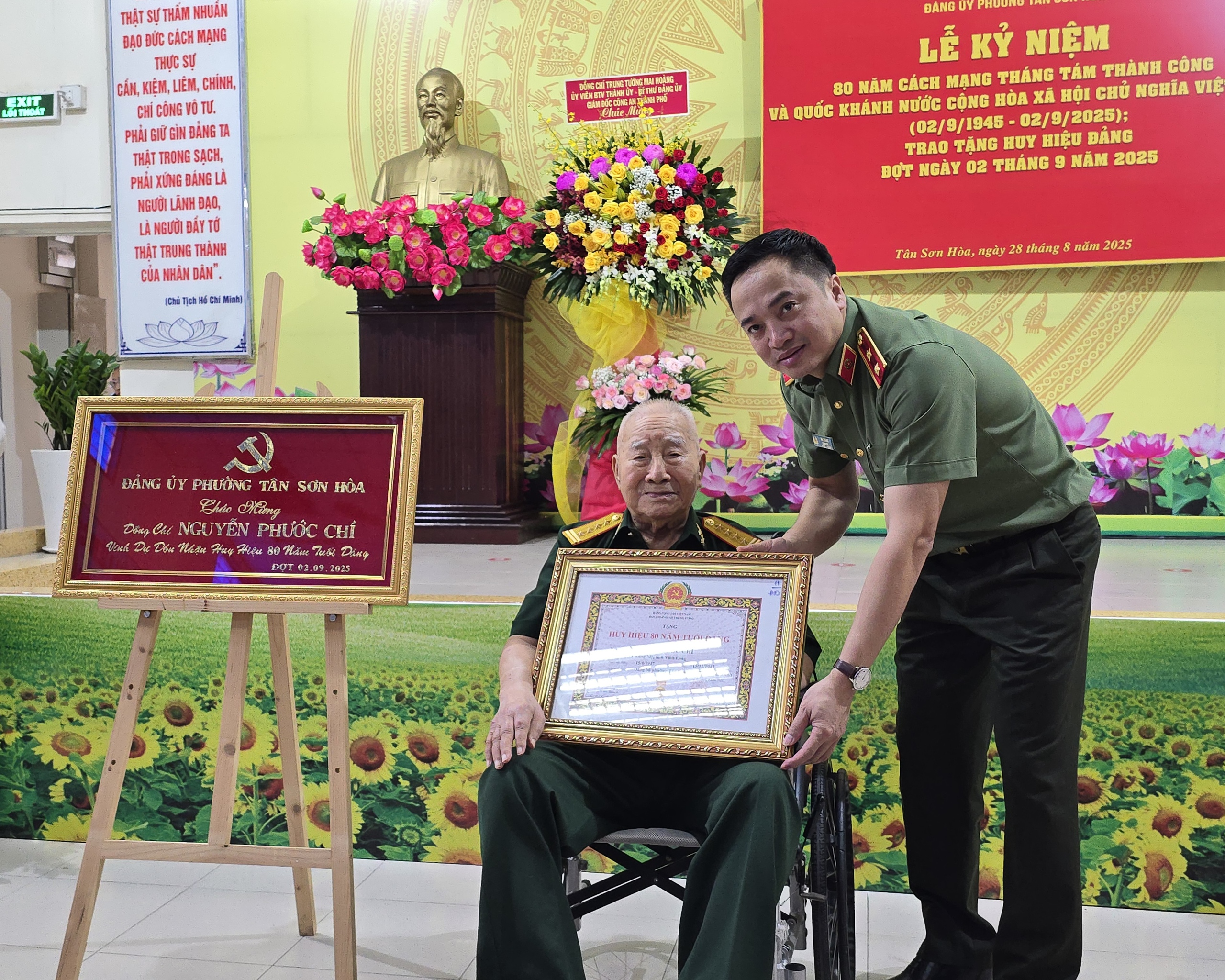 Trung tướng Mai Hoàng trao Huy hiệu Đảng tại phường Tân Sơn Hoà- Ảnh 2.