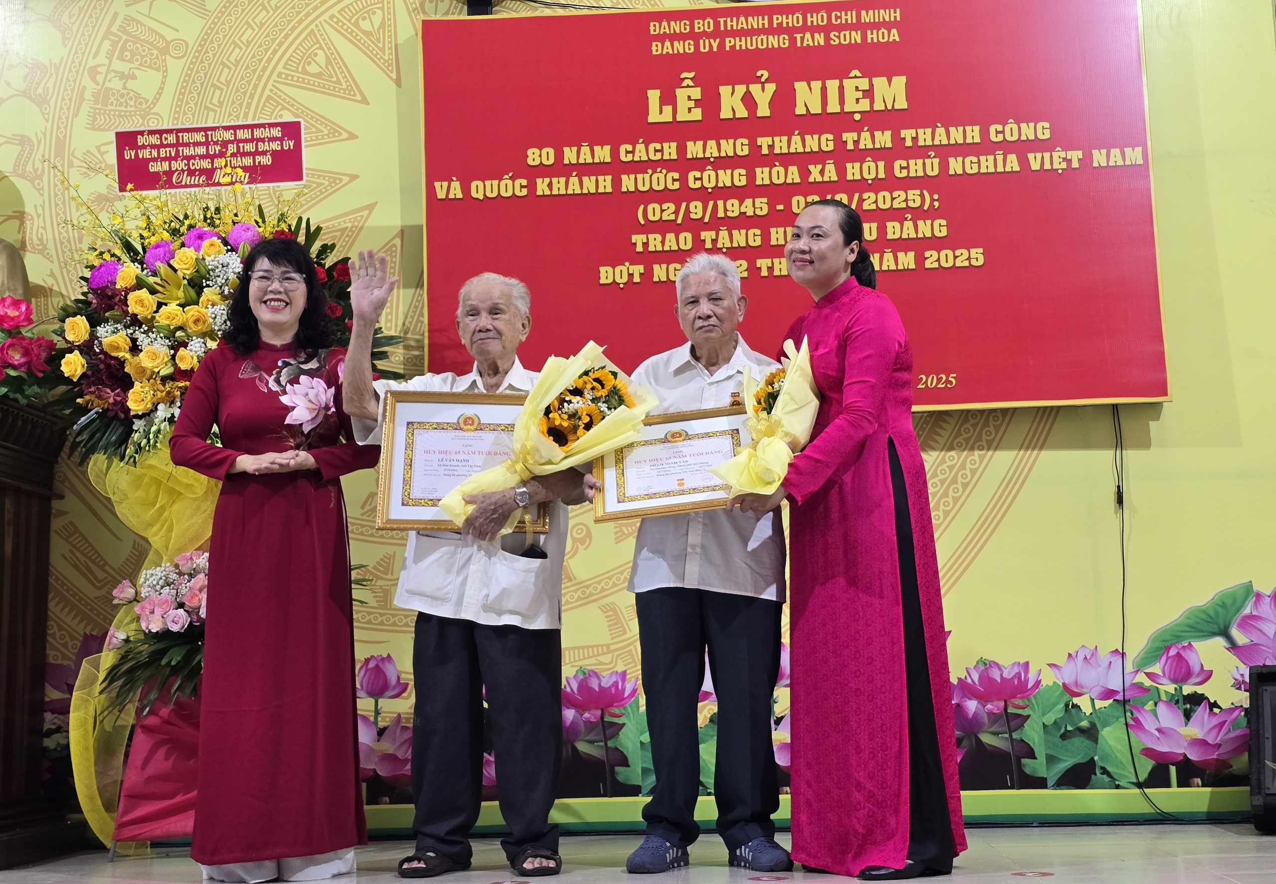 Trung tướng Mai Hoàng trao Huy hiệu Đảng tại phường Tân Sơn Hoà- Ảnh 6.