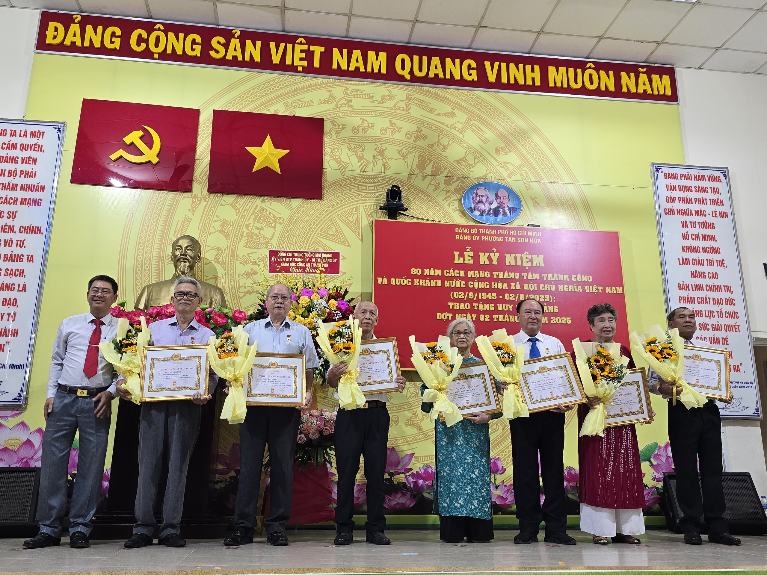 Trung tướng Mai Hoàng trao Huy hiệu Đảng tại phường Tân Sơn Hoà- Ảnh 7.