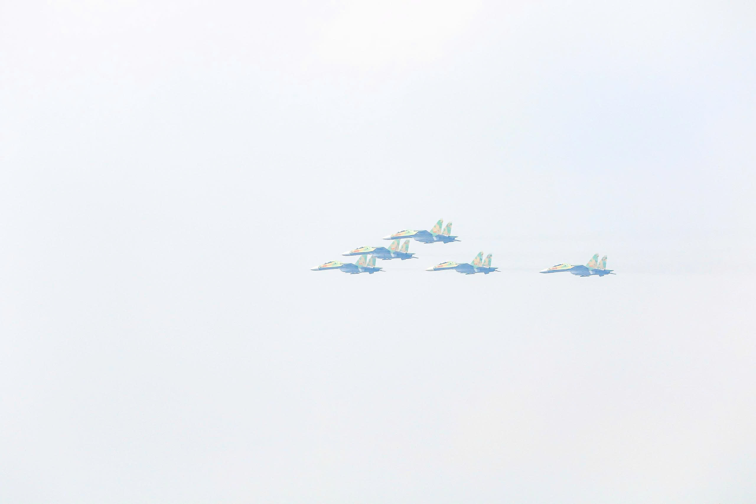 "Hổ mang chúa" Su30-MK2 bay qua Quảng trường Ba Đình rồi "khoan" thẳng lên trời- Ảnh 7.
