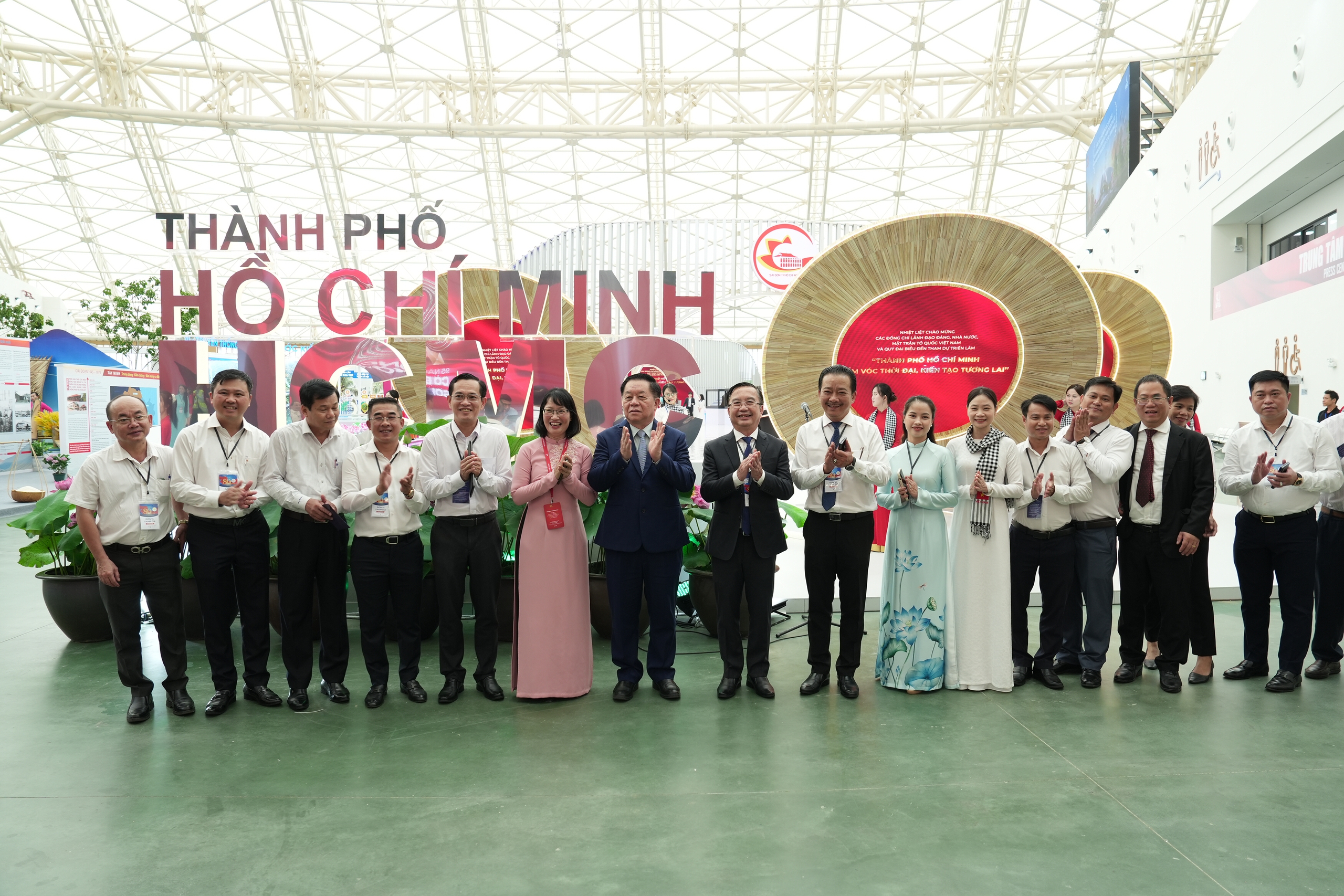 Người d&acirc;n v&ocirc; c&ugrave;ng th&iacute;ch th&uacute; với khu trưng b&agrave;y Triển l&atilde;m của TP HCM - Ảnh 1.