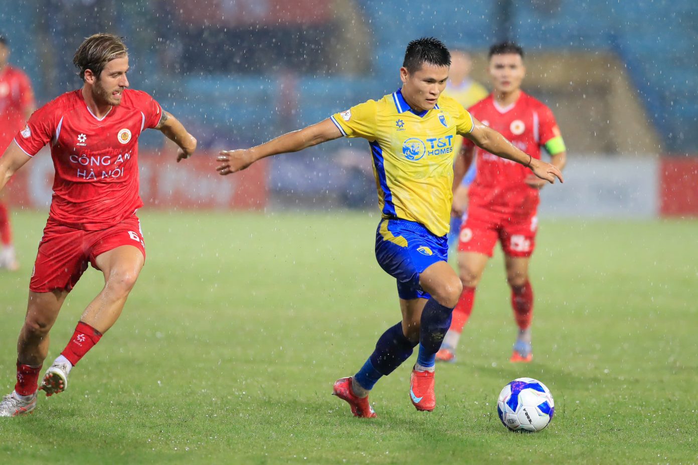 Clip: Mãn nhãn "cơn mưa" bàn thắng trận derby thủ đô- Ảnh 1.