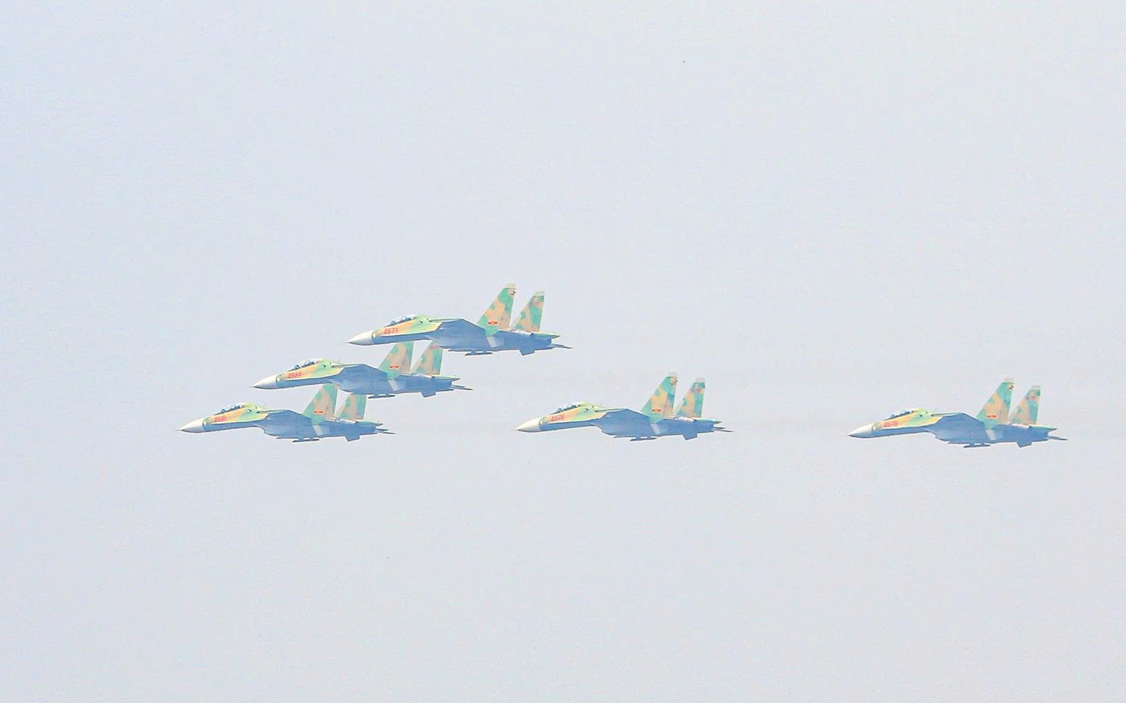 "Hổ mang chúa" Su30-MK2 bay qua Quảng trường Ba Đình rồi "khoan" thẳng lên trời