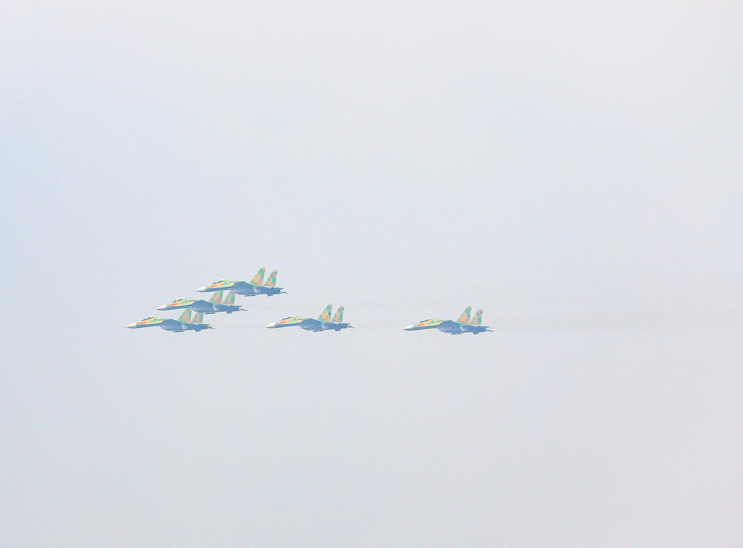 "Hổ mang chúa" Su30-MK2 bay qua Quảng trường Ba Đình rồi "khoan" thẳng lên trời- Ảnh 6.