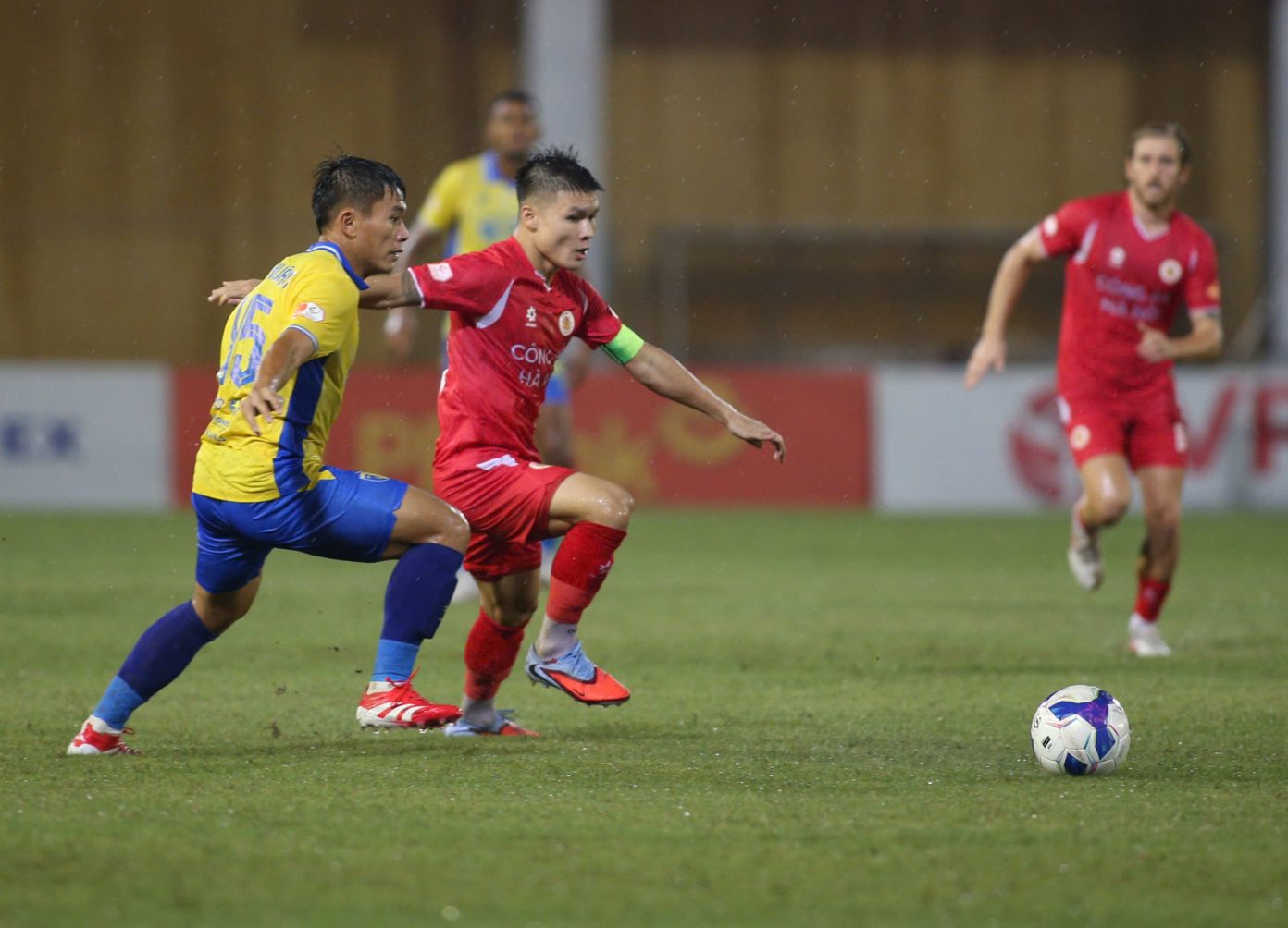 Clip: Mãn nhãn "cơn mưa" bàn thắng trận derby thủ đô- Ảnh 3.