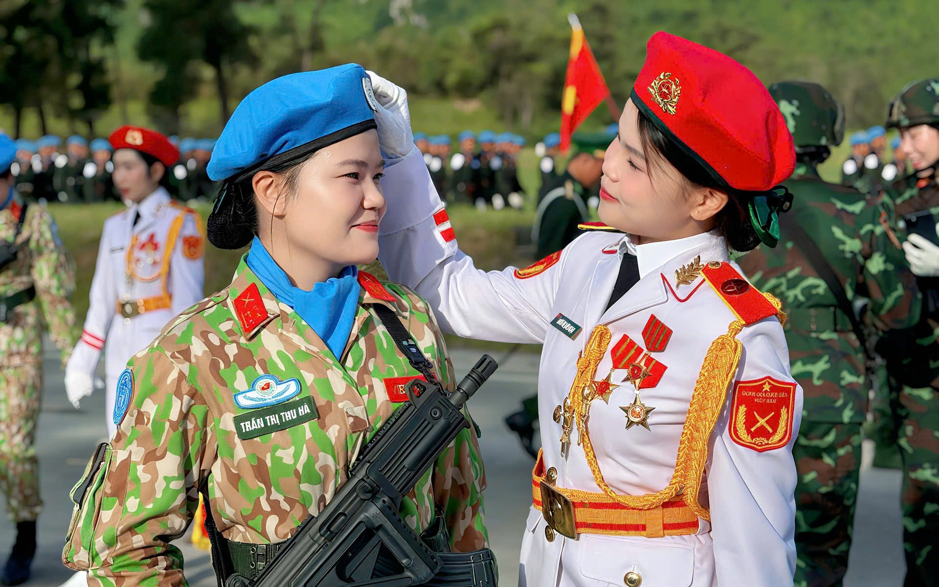 Hai chị em khoác áo lính, cùng đều bước trong đội hình diễu binh