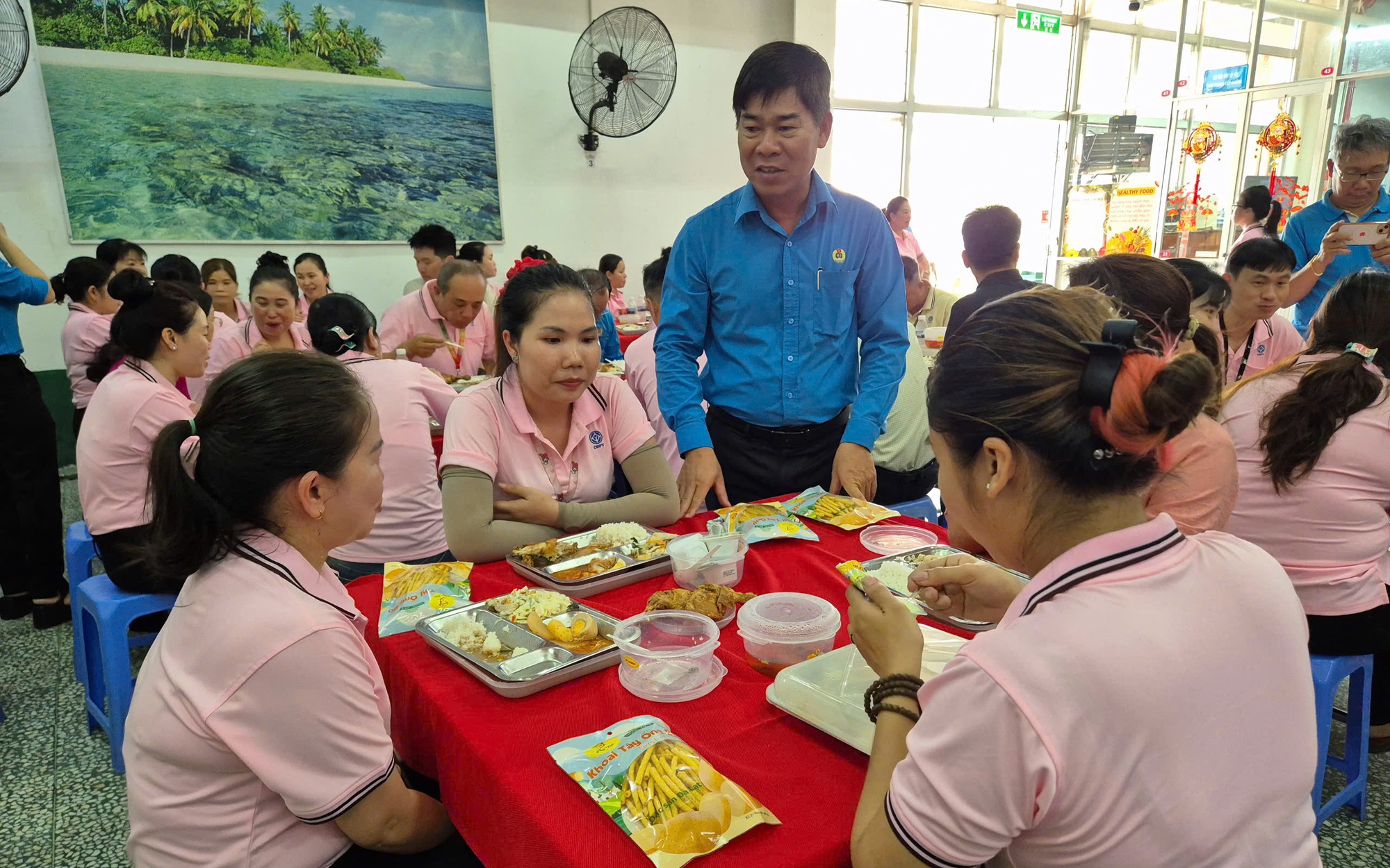 Hàng chục ngàn công nhân cùng thưởng thức bữa ăn ca đặc biệt