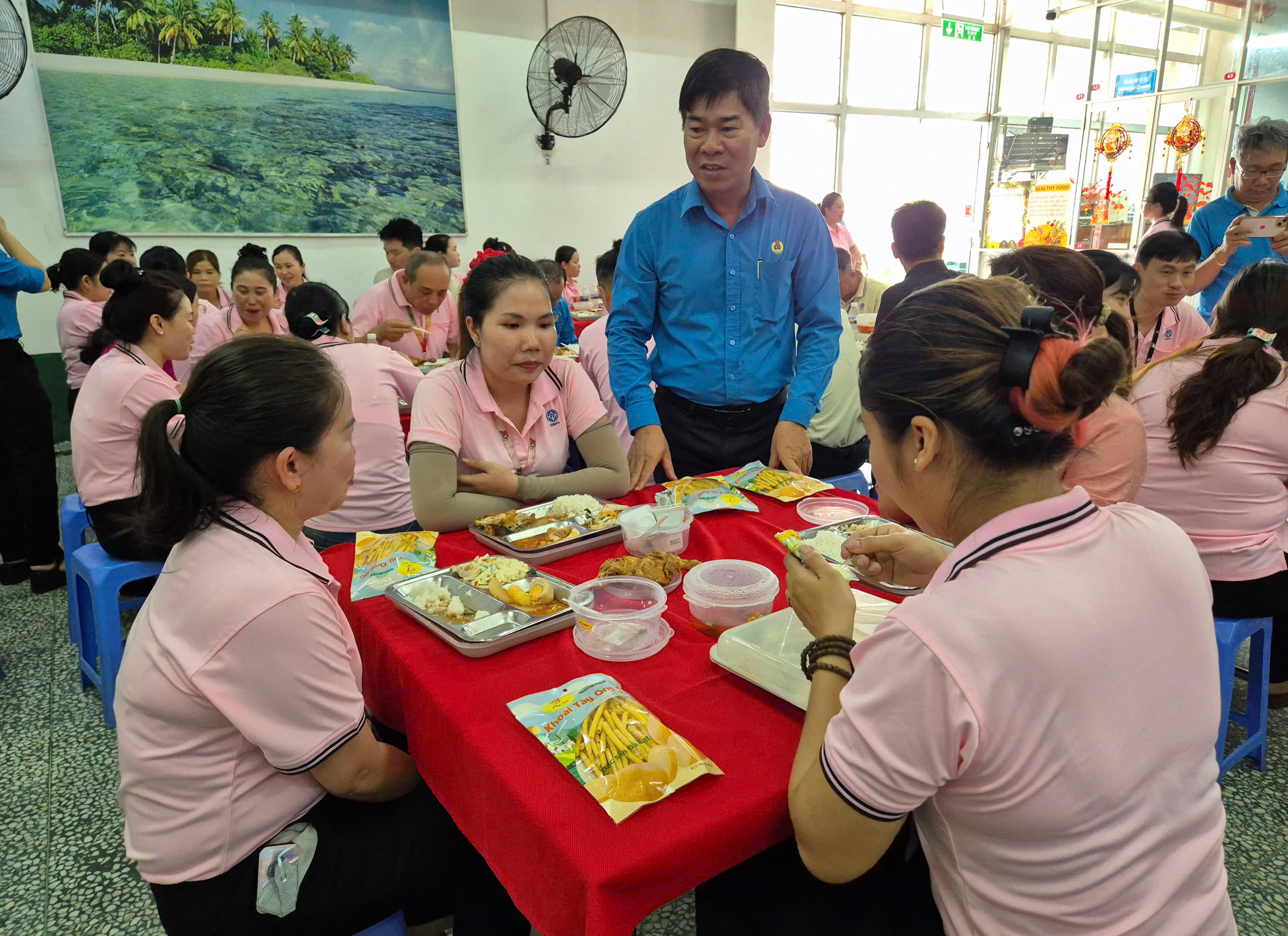 H&agrave;ng chục ng&agrave;n c&ocirc;ng nh&acirc;n c&ugrave;ng thưởng thức bữa ăn ca đặc biệt- Ảnh 2.
