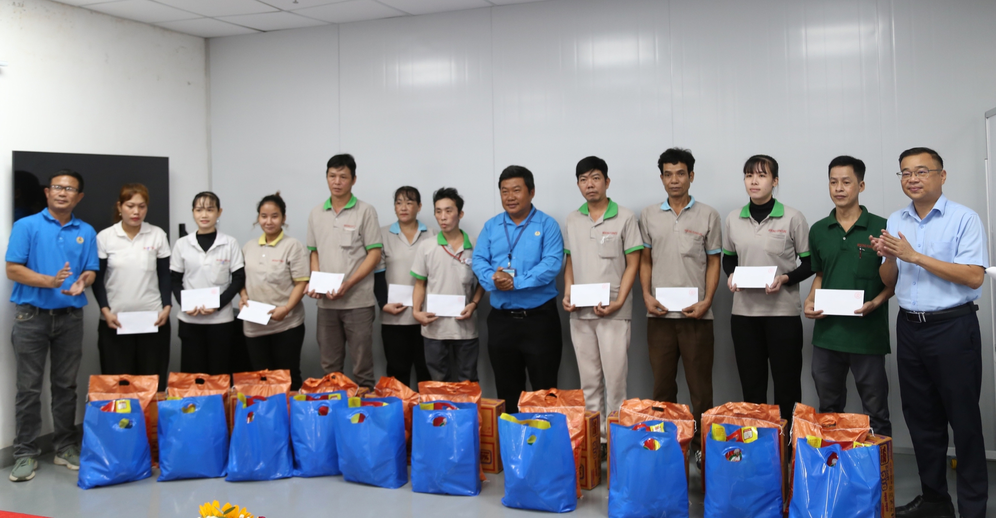 Chủ tịch một phường ở TP HCM thưởng thức "bữa cơm đặc biệt" với công nhân- Ảnh 7.