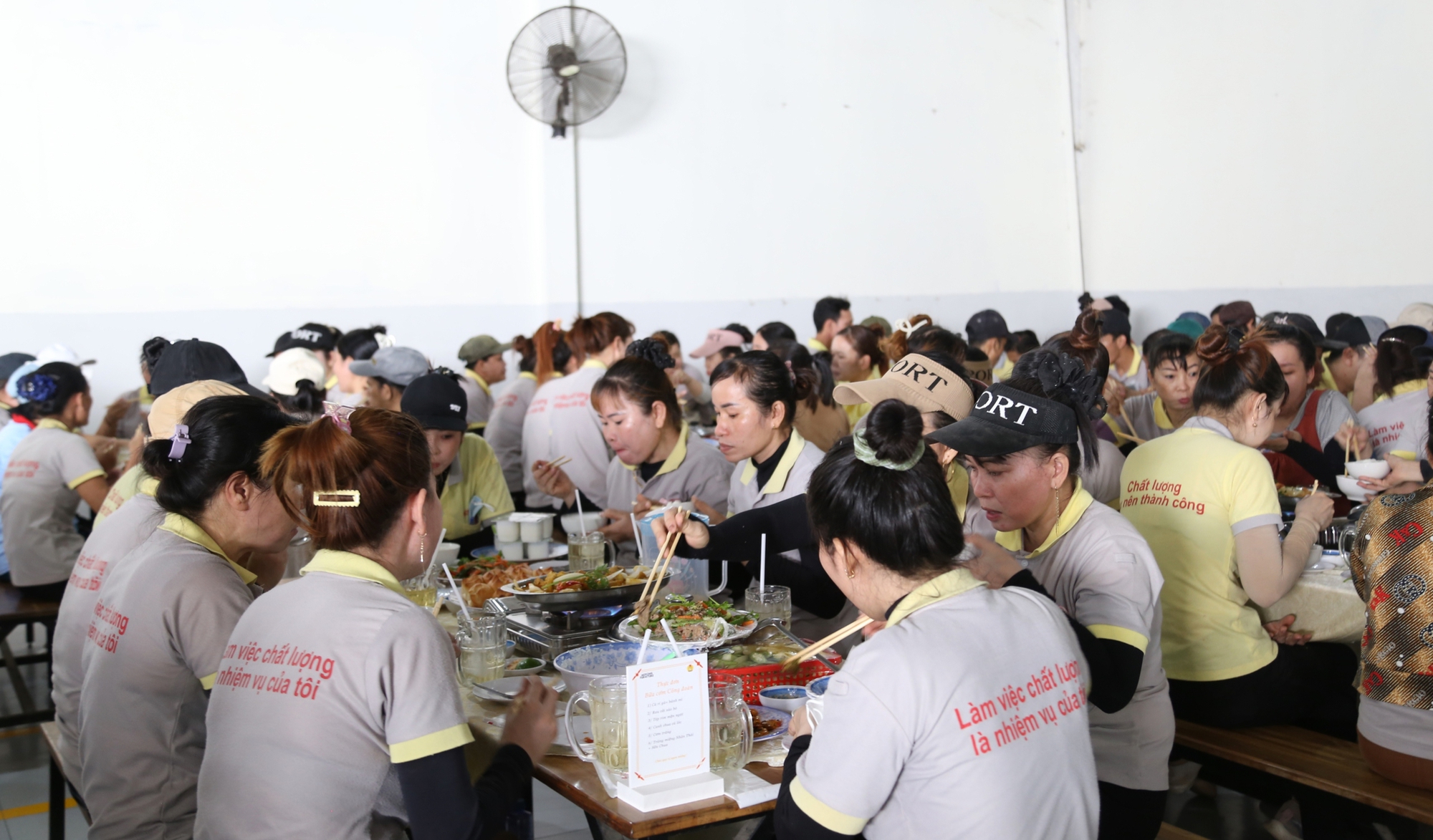 Chủ tịch một phường ở TP HCM thưởng thức "bữa cơm đặc biệt" với công nhân- Ảnh 4.