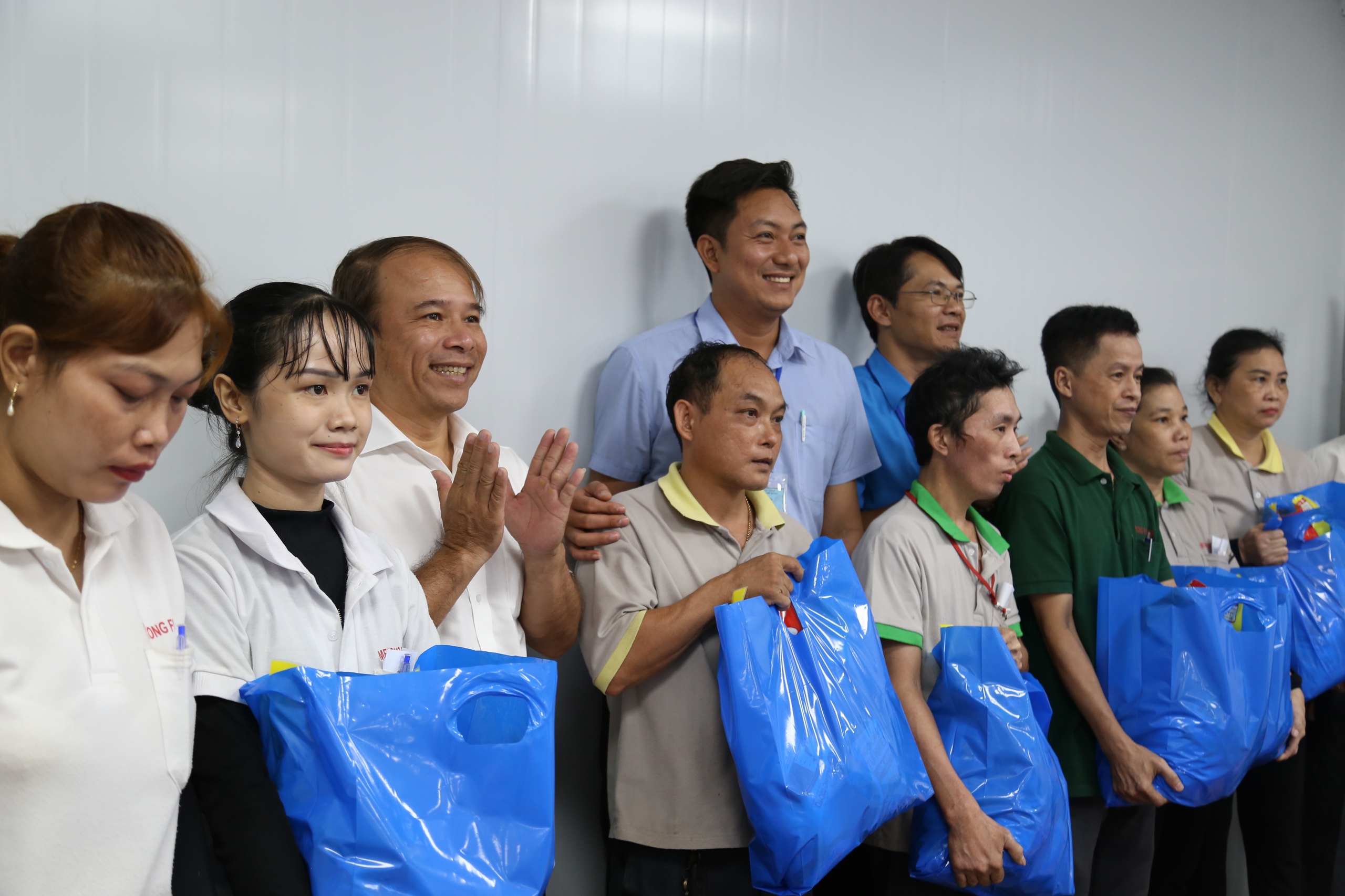 Chủ tịch một phường ở TP HCM thưởng thức "bữa cơm đặc biệt" với công nhân- Ảnh 8.