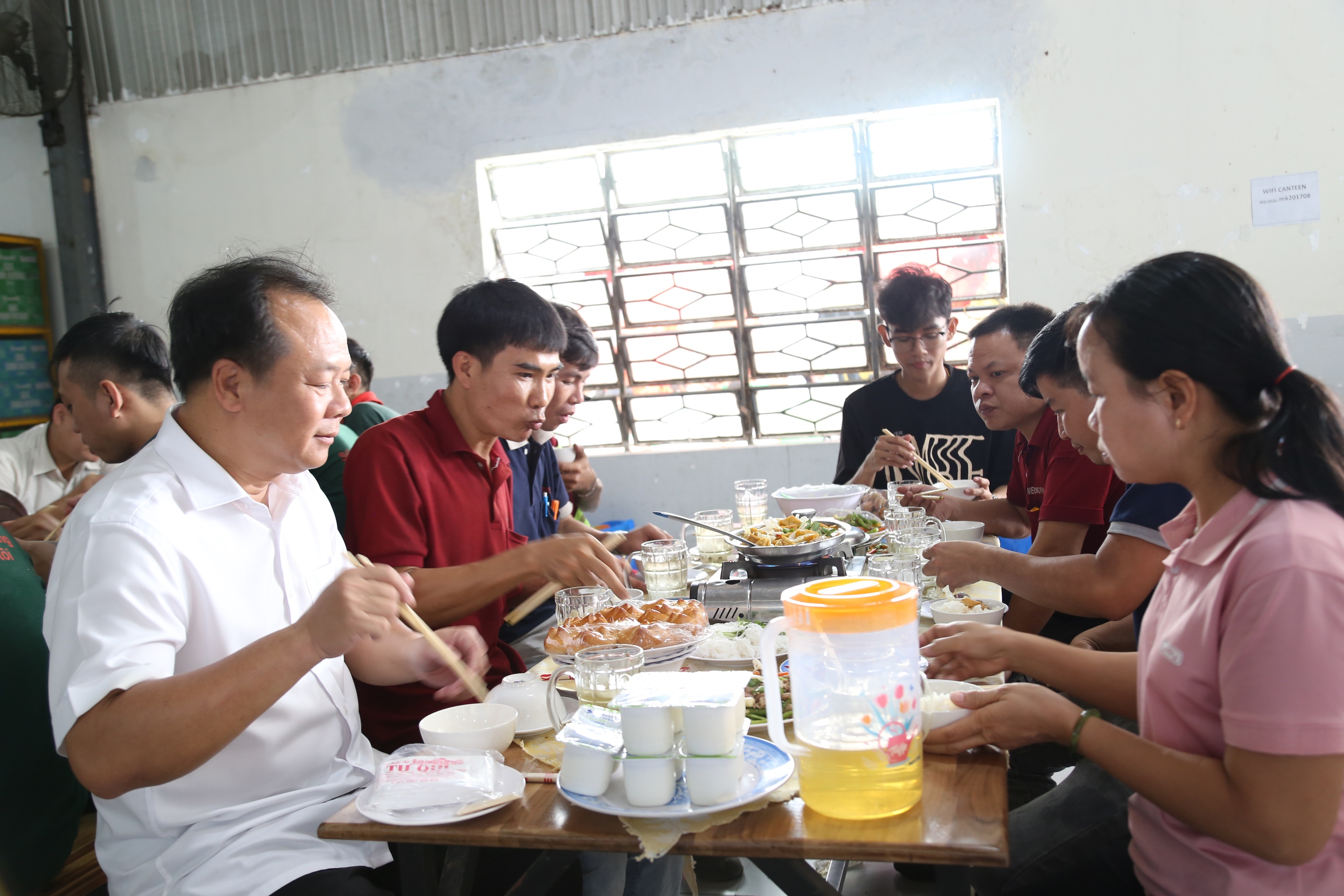 Chủ tịch một phường ở TP HCM thưởng thức "bữa cơm đặc biệt" với công nhân- Ảnh 1.