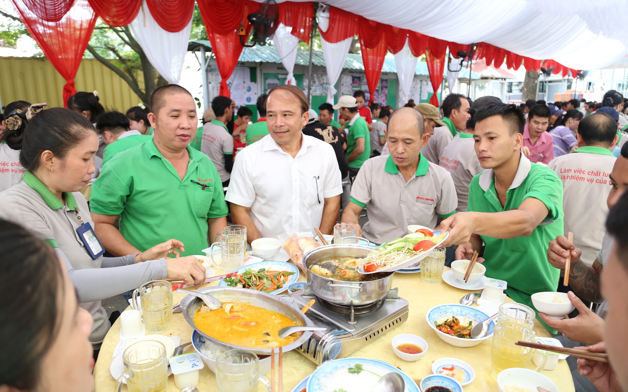 Bí thư, Chủ tịch một phường ở TP HCM dùng "Bữa cơm đặc biệt" với công nhân
