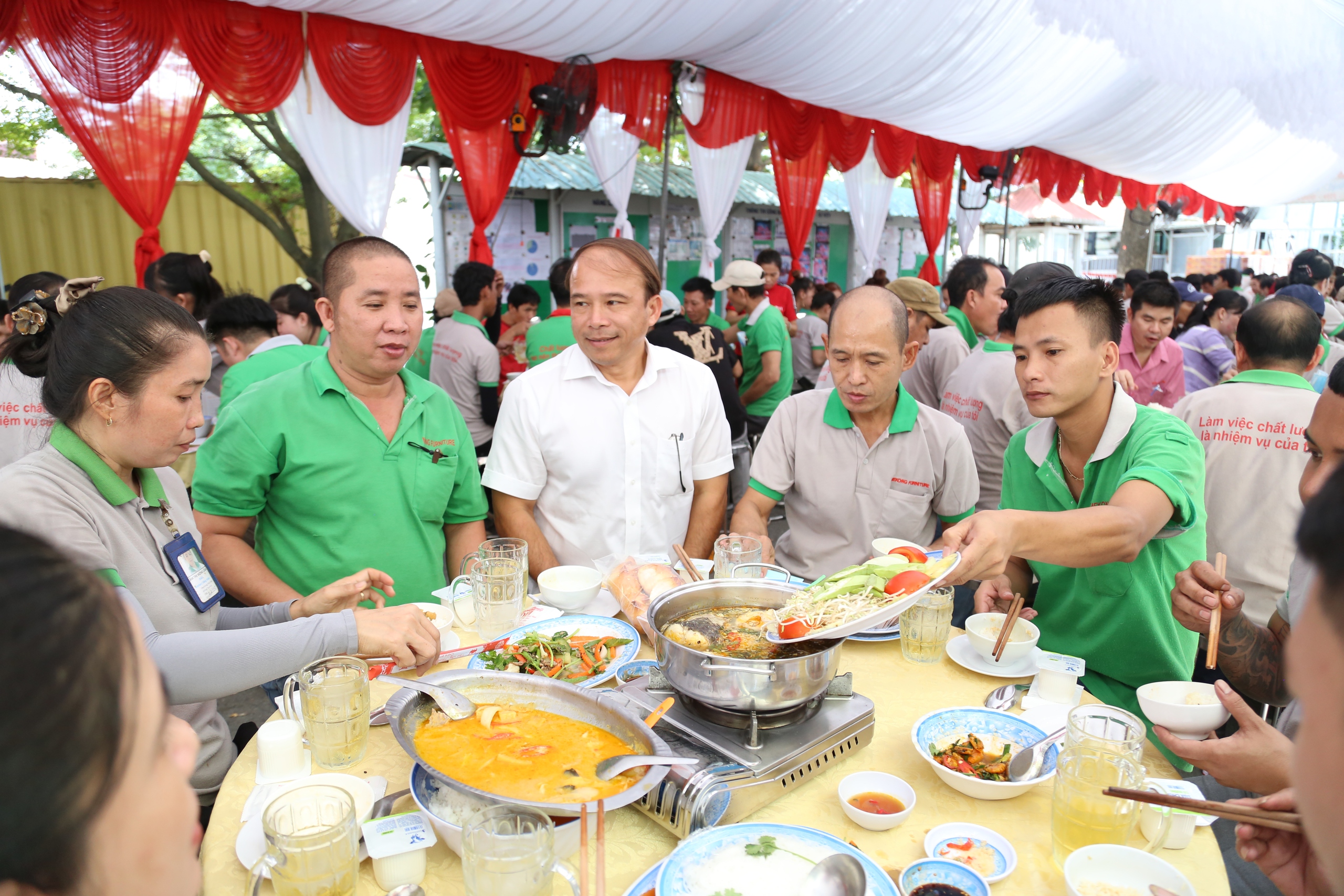 Chủ tịch một phường ở TP HCM thưởng thức "bữa cơm đặc biệt" với công nhân- Ảnh 3.