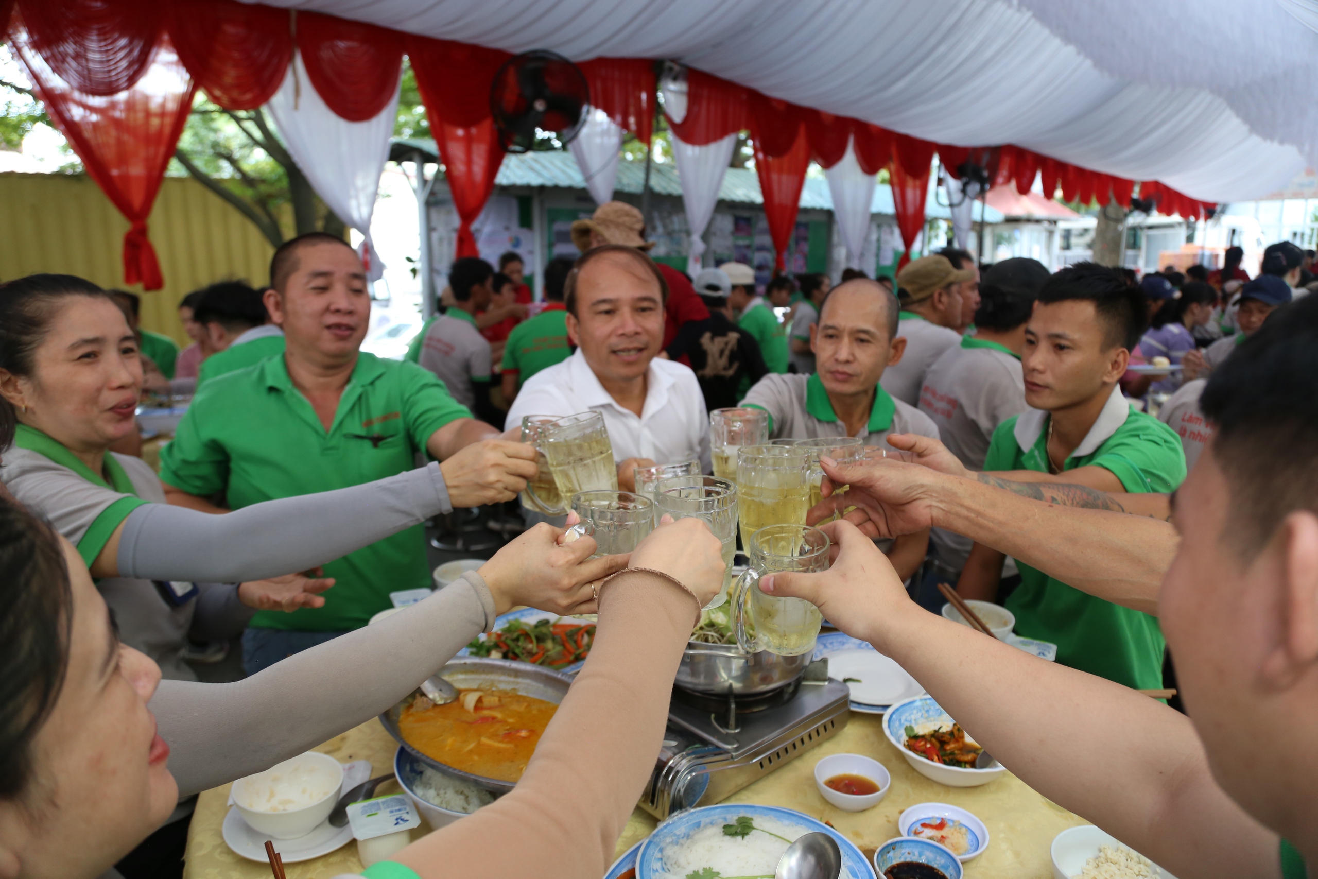Chủ tịch một phường ở TP HCM thưởng thức "bữa cơm đặc biệt" với công nhân- Ảnh 2.