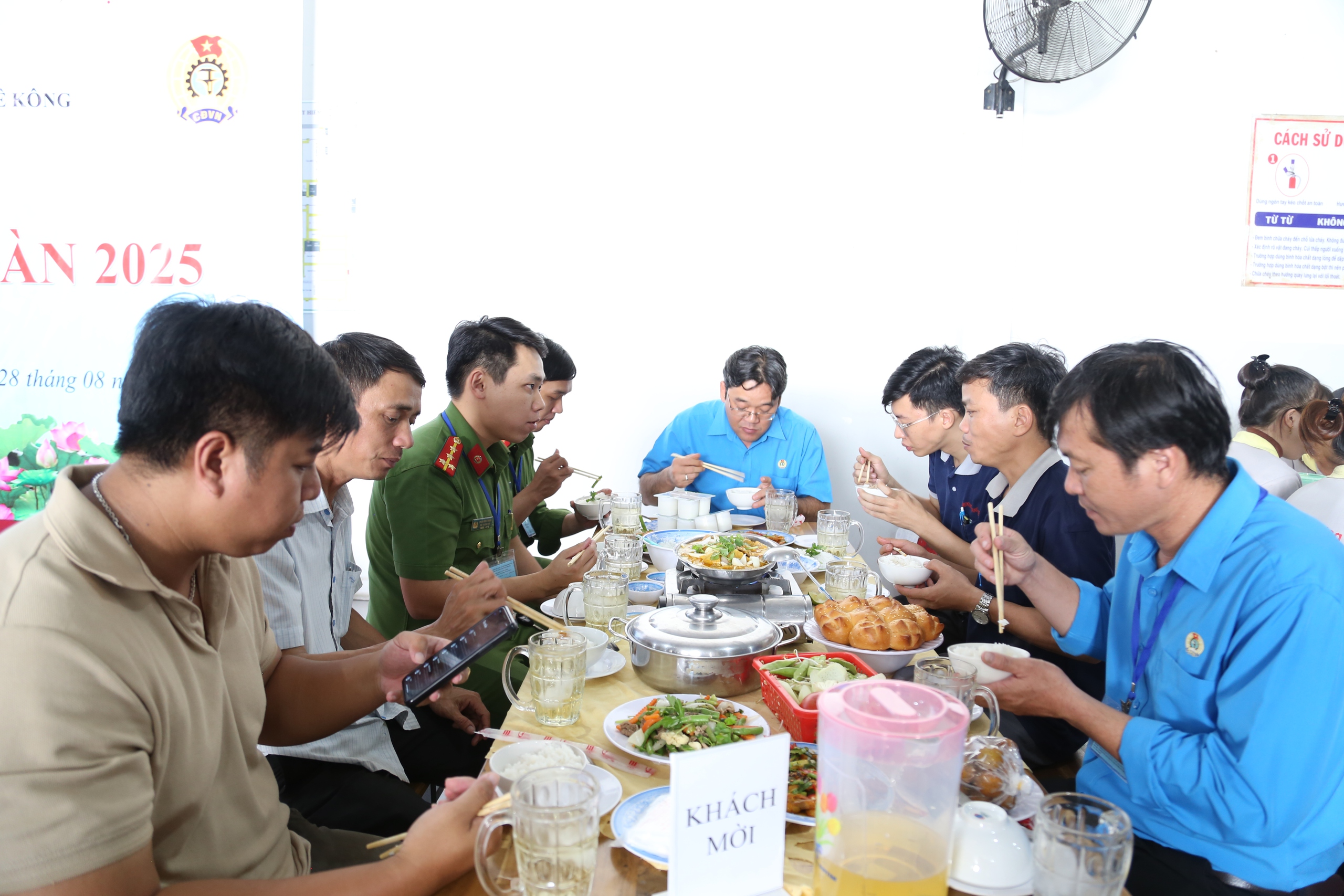 Chủ tịch một phường ở TP HCM thưởng thức "bữa cơm đặc biệt" với công nhân- Ảnh 5.