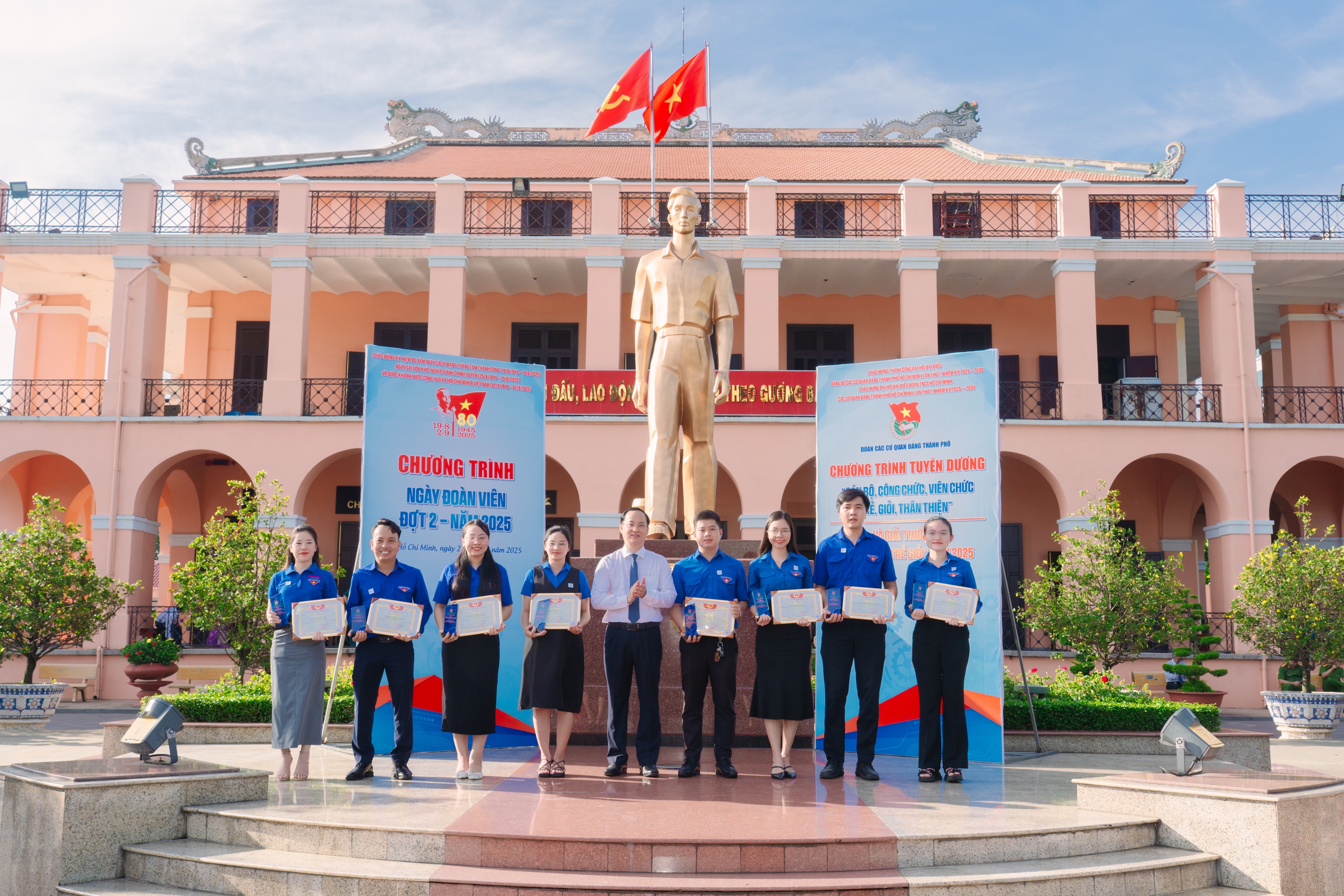 Tuy&ecirc;n dương 55 "C&aacute;n bộ, c&ocirc;ng chức, vi&ecirc;n chức trẻ, giỏi, th&acirc;n thiện" v&agrave; 13 "Người thợ trẻ giỏi"- Ảnh 5.