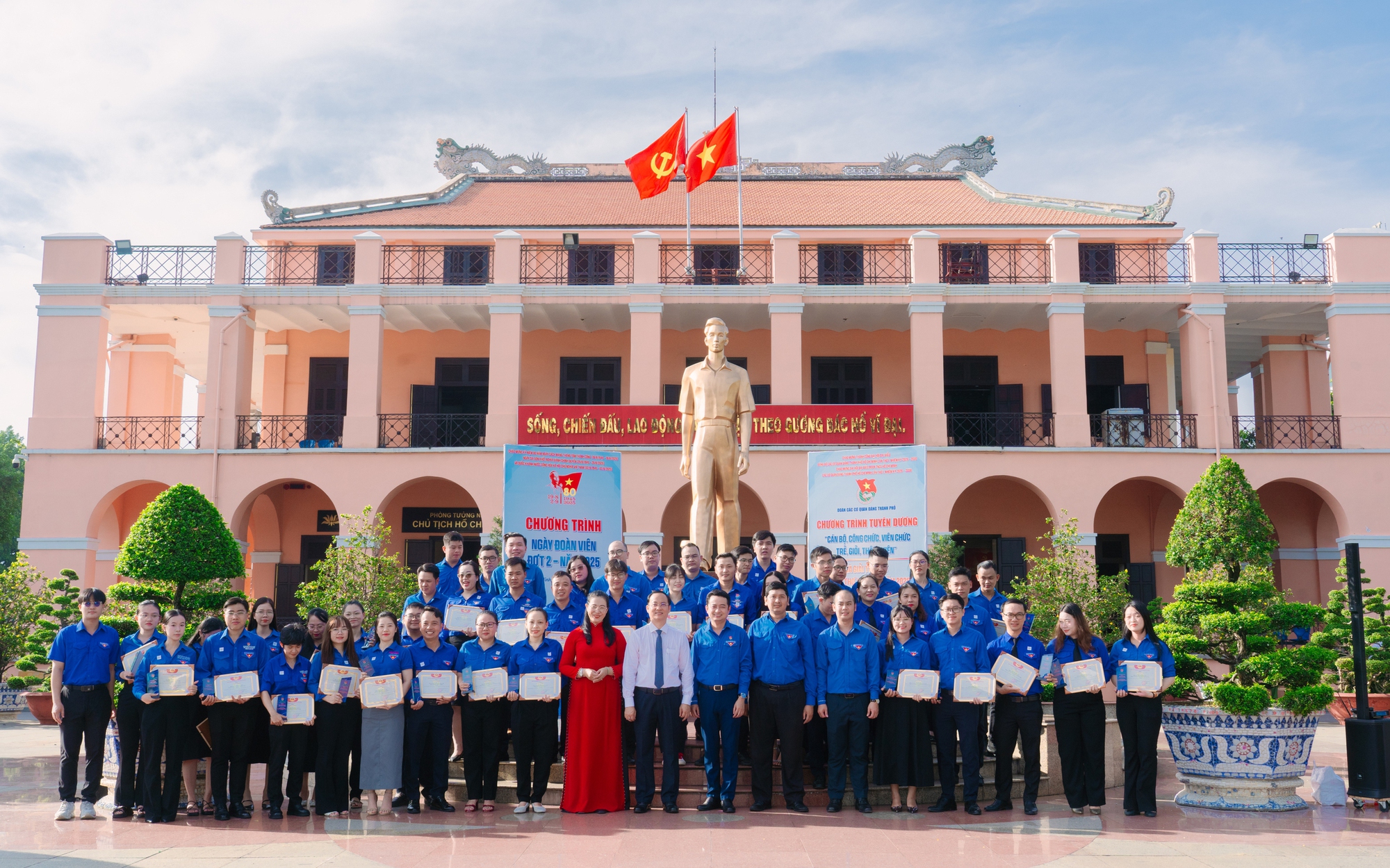 Tuyên dương "Cán bộ, công chức, viên chức trẻ, giỏi, thân thiện" và "Người thợ trẻ giỏi"