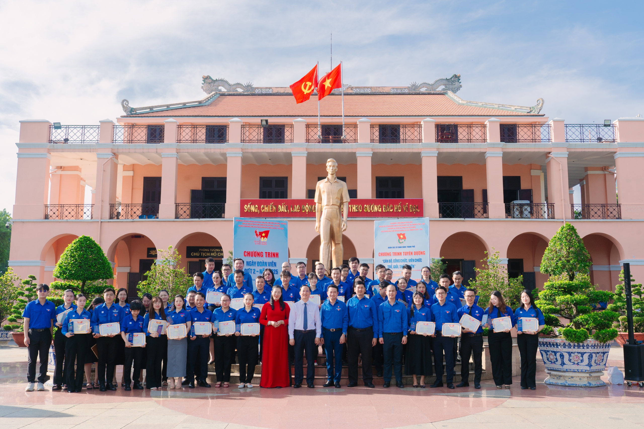 Tuy&ecirc;n dương 55 "C&aacute;n bộ, c&ocirc;ng chức, vi&ecirc;n chức trẻ, giỏi, th&acirc;n thiện" v&agrave; 13 "Người thợ trẻ giỏi"- Ảnh 1.